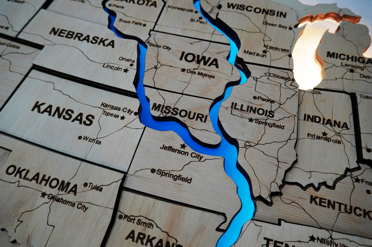 Drewniana mapa USA z LED i rzekami, kolor Natural