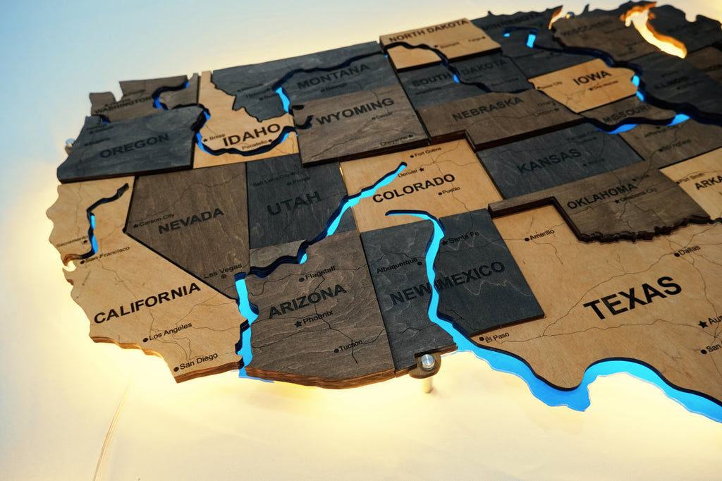 Drewniana mapa USA z LED i rzekami, kolor Brut