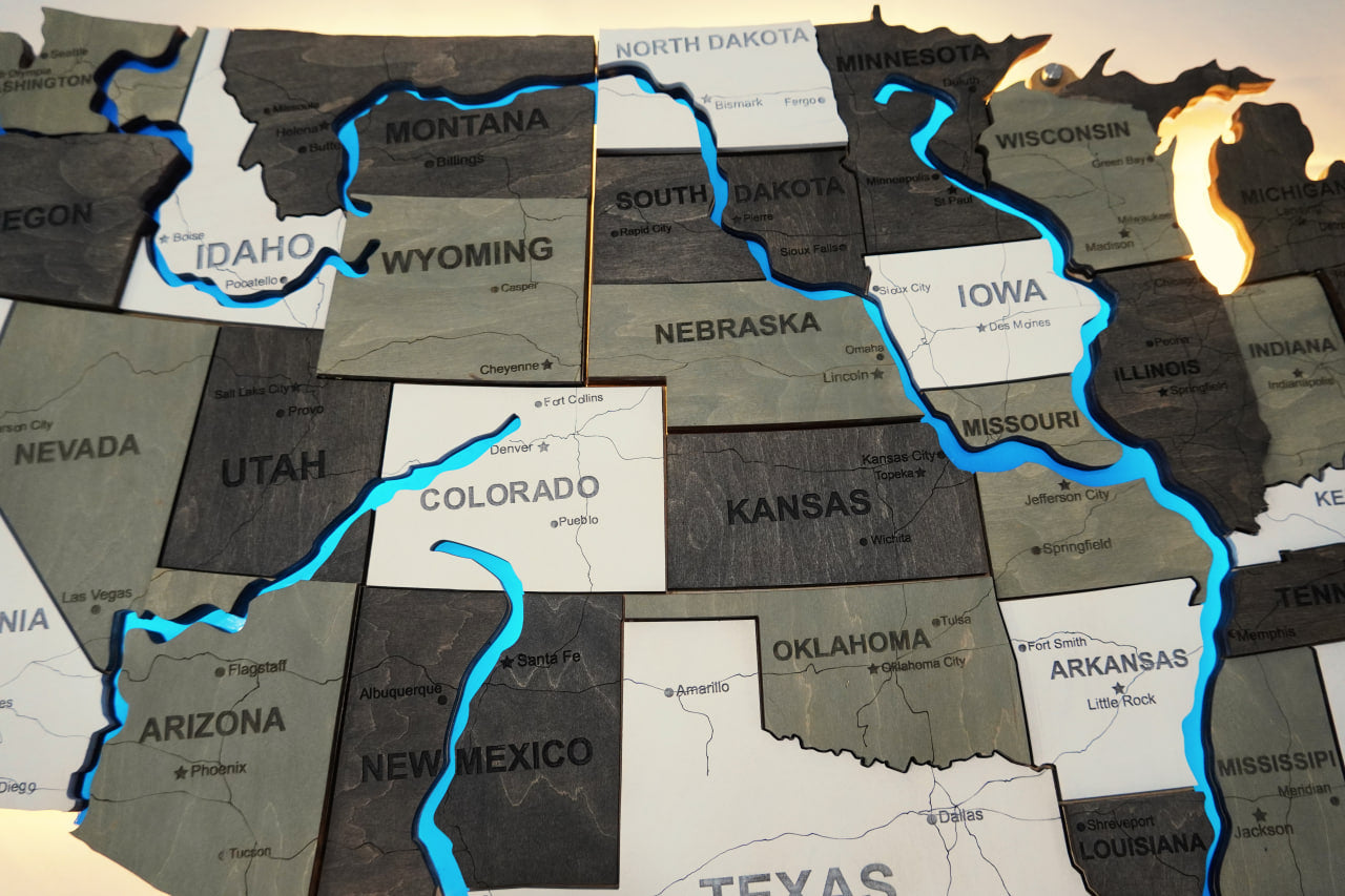 Drewniana mapa USA z LED i rzekami, kolor Czarno-bialy