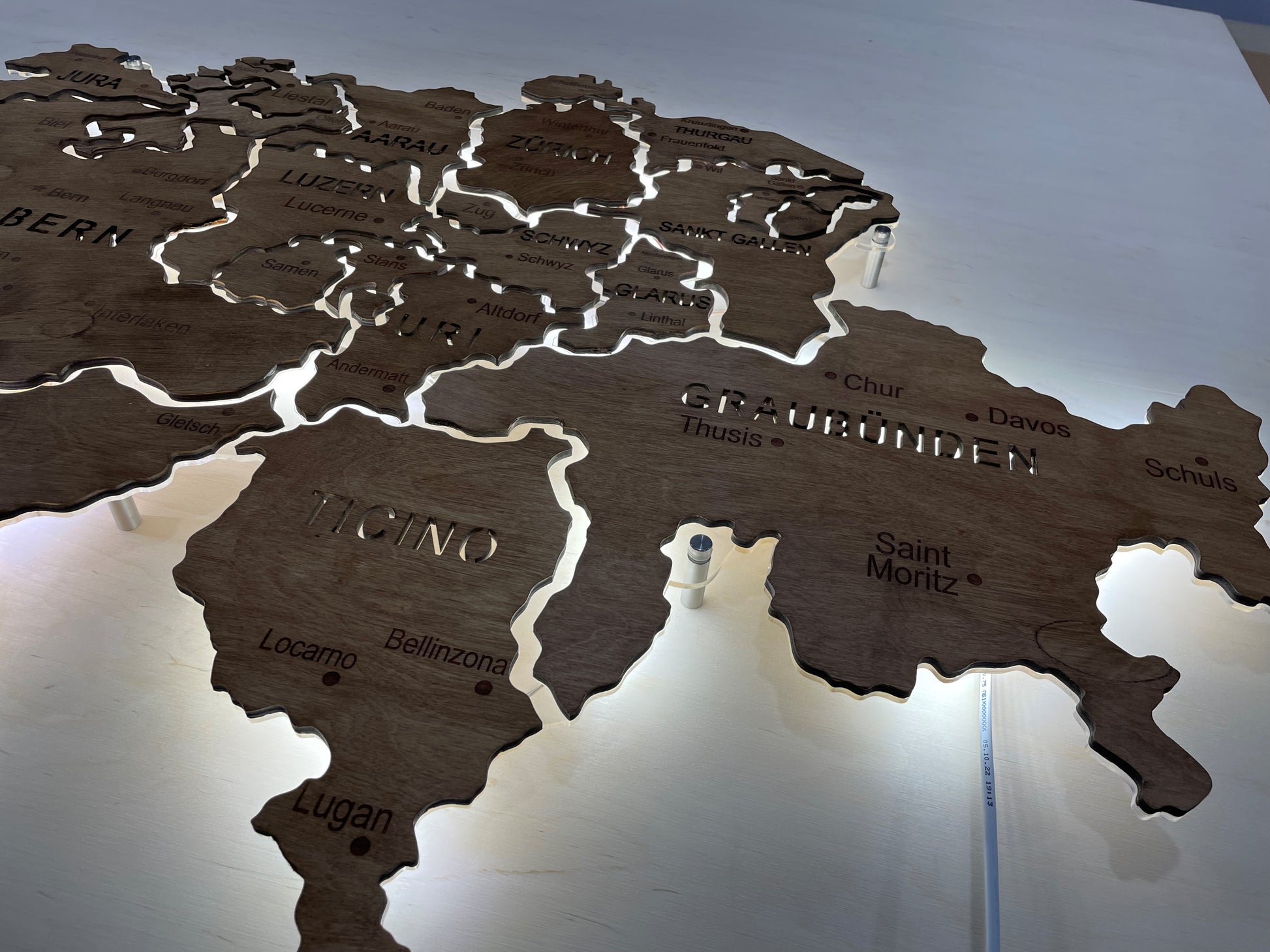 Mapa Szwajcarii LED na szkle akrylowym z podświetleniem między kantonami kolor Rosewood