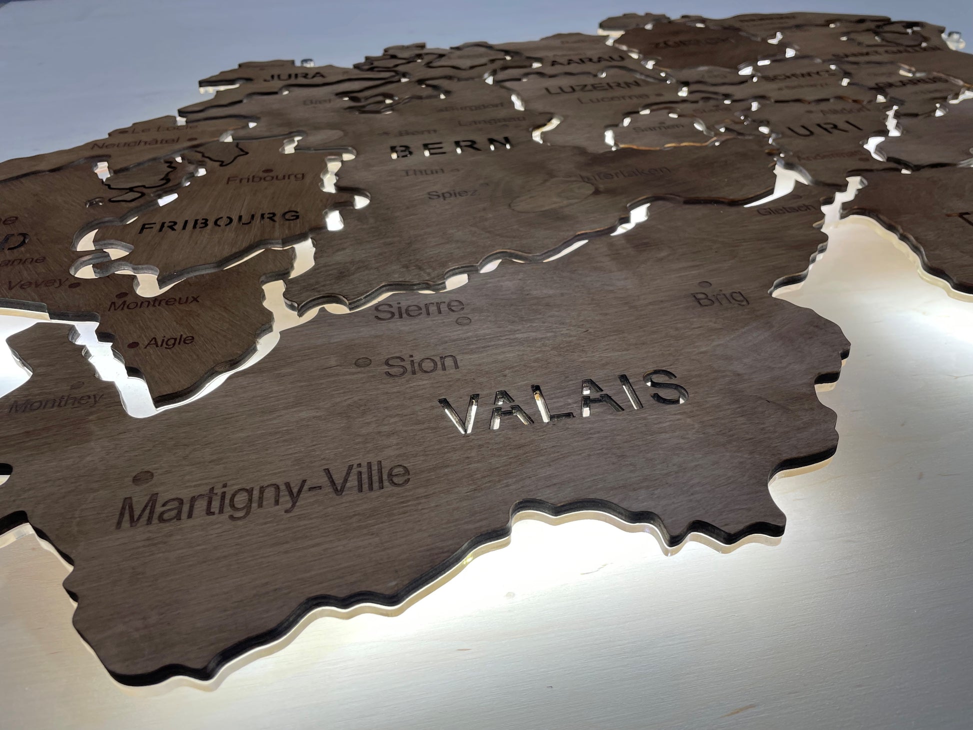 Mapa Szwajcarii LED na szkle akrylowym z podświetleniem między kantonami kolor Rosewood