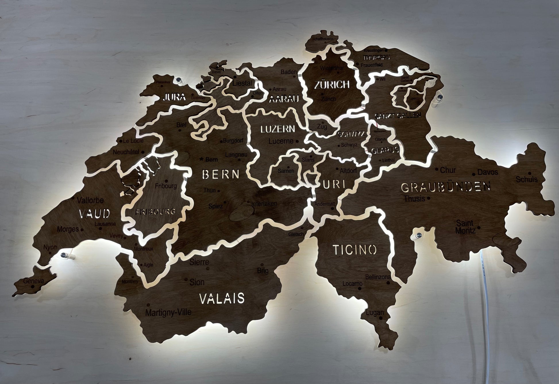 Mapa Szwajcarii LED na szkle akrylowym z podświetleniem między kantonami kolor Rosewood