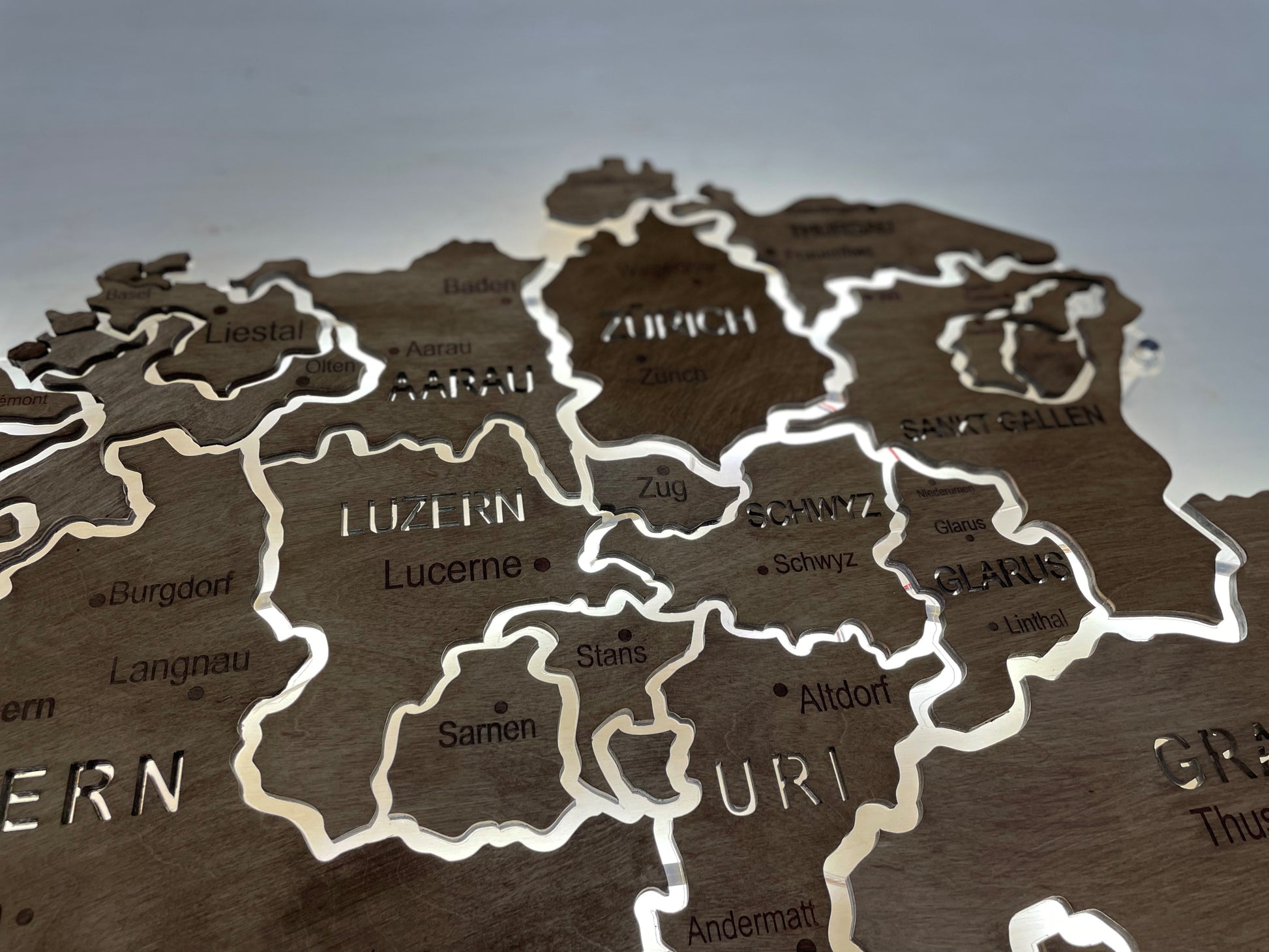 Mapa Szwajcarii LED na szkle akrylowym z podświetleniem między kantonami kolor Rosewood