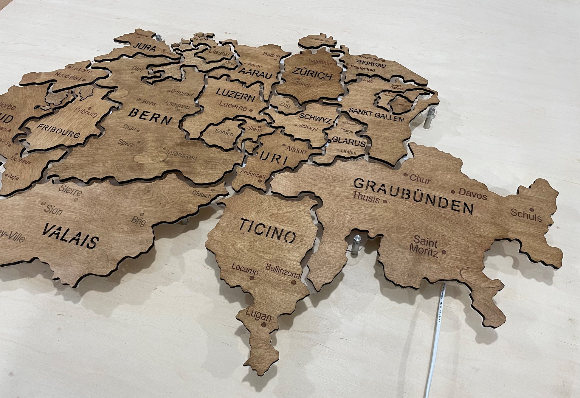 Mapa Szwajcarii LED na szkle akrylowym z podświetleniem między kantonami kolor Rosewood