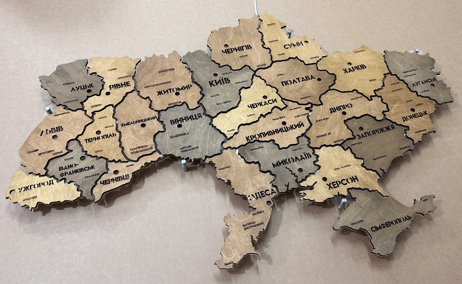Mapa Ukrainy LED na szkle akrylowym z podświetleniem między regionami kolor Helsinki
