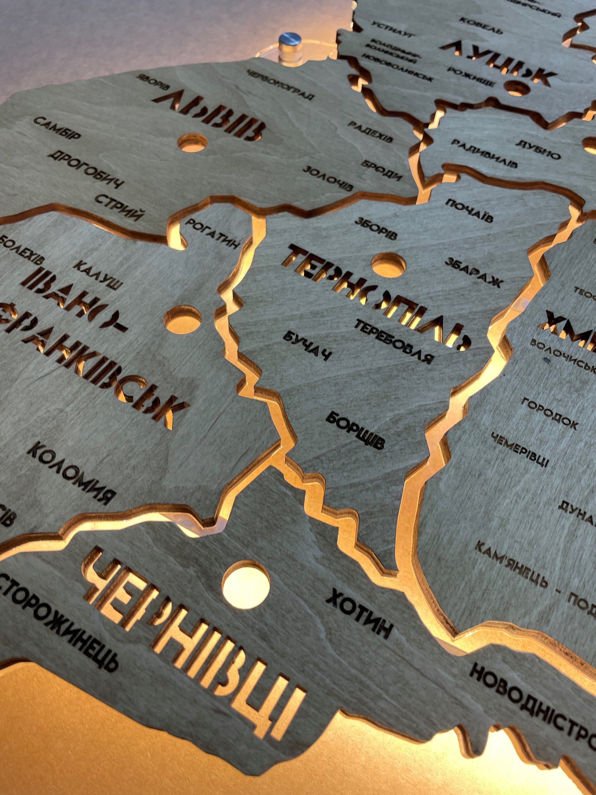 Szczegółowa mapa Ukrainy LED na szkle akrylowym z podświetleniem między regionami kolor Oak