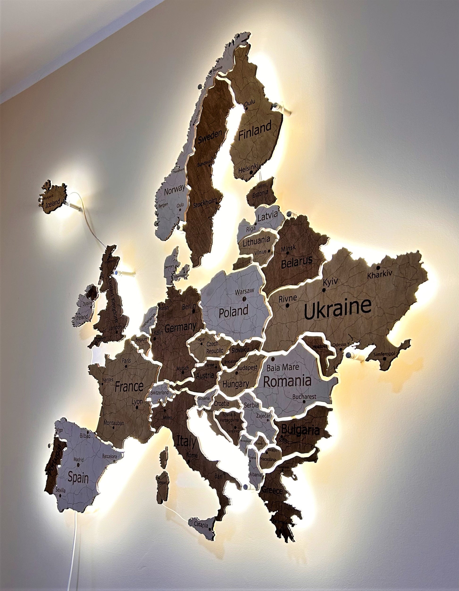 Mapa Europy LED na szkle akrylowym z podświetleniem między krajami kolor Terra