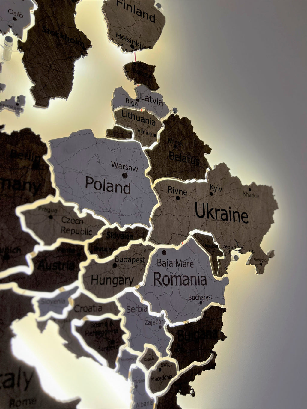 Mapa Europy LED na szkle akrylowym z podświetleniem między krajami kolor Terra