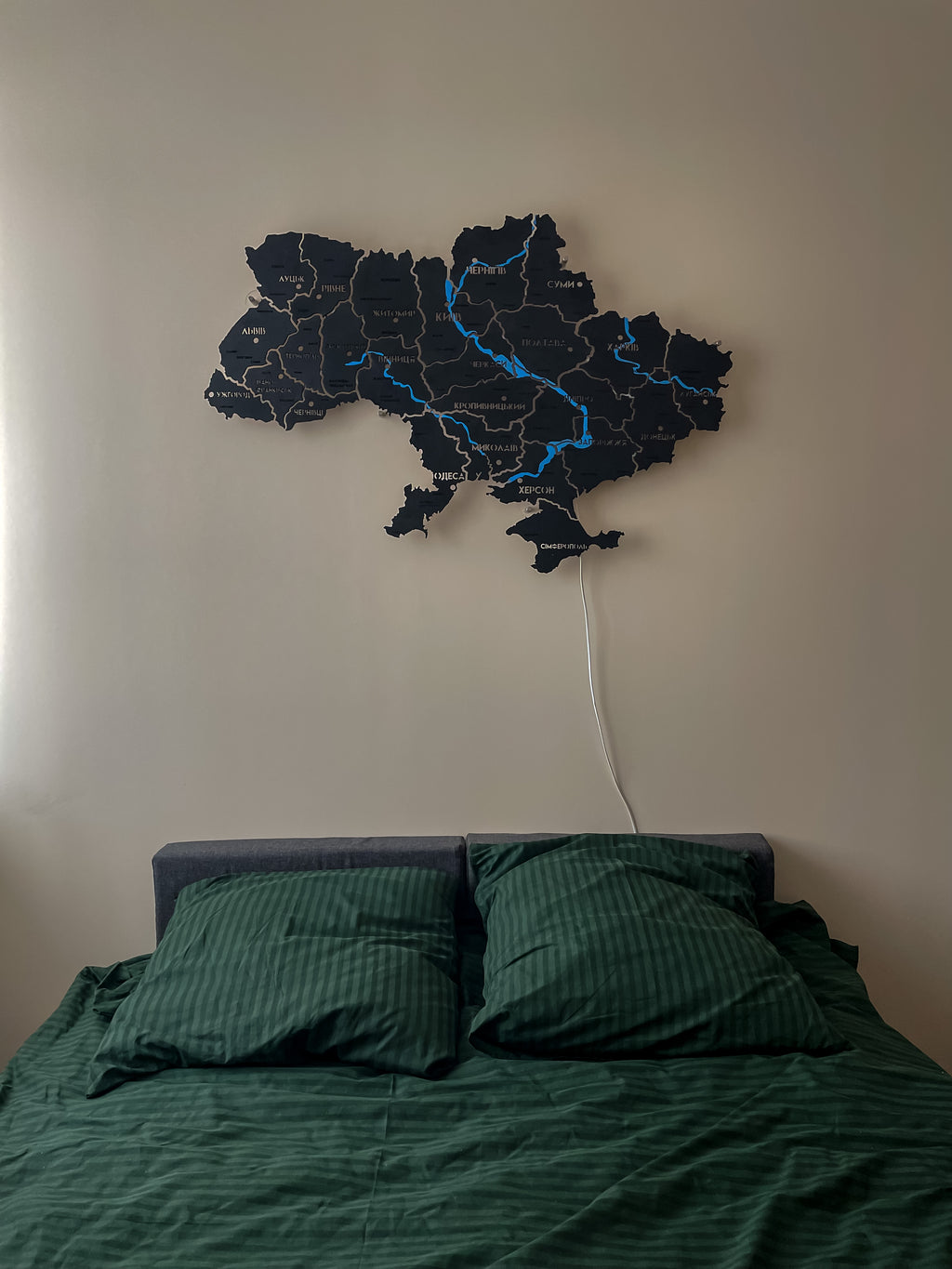 Mapa Ukrainy LED na szkle akrylowym z rzekami i podświetleniem między regionami kolor Black