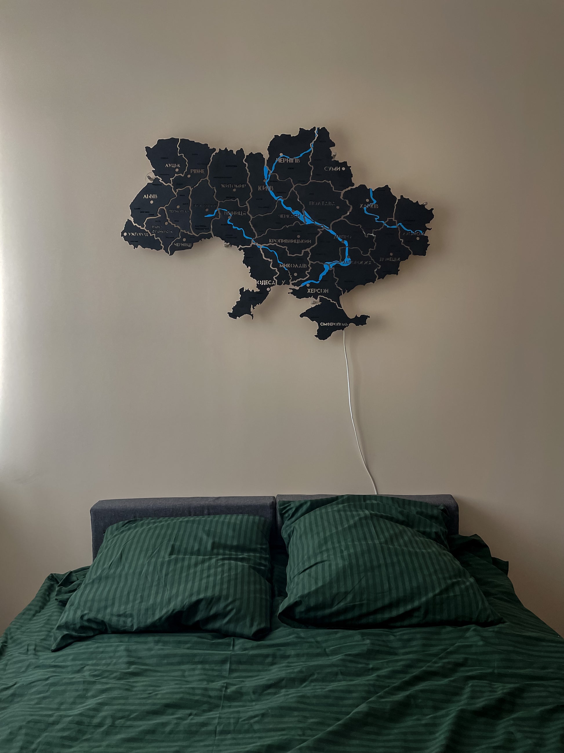 Mapa Ukrainy LED na szkle akrylowym z rzekami i podświetleniem między regionami kolor Black