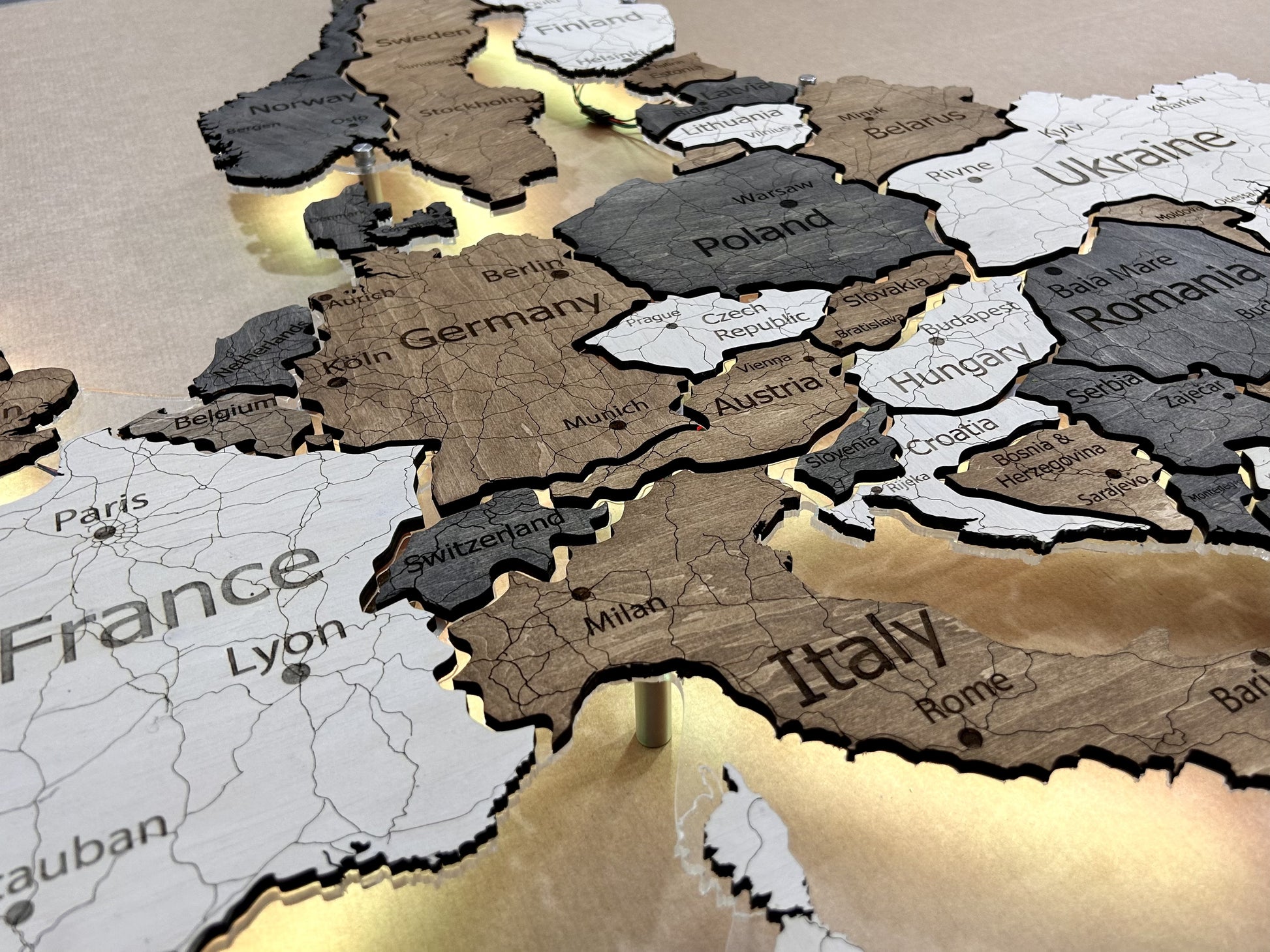 Mapa Europy LED na szkle akrylowym z podświetleniem między krajami kolor Wander