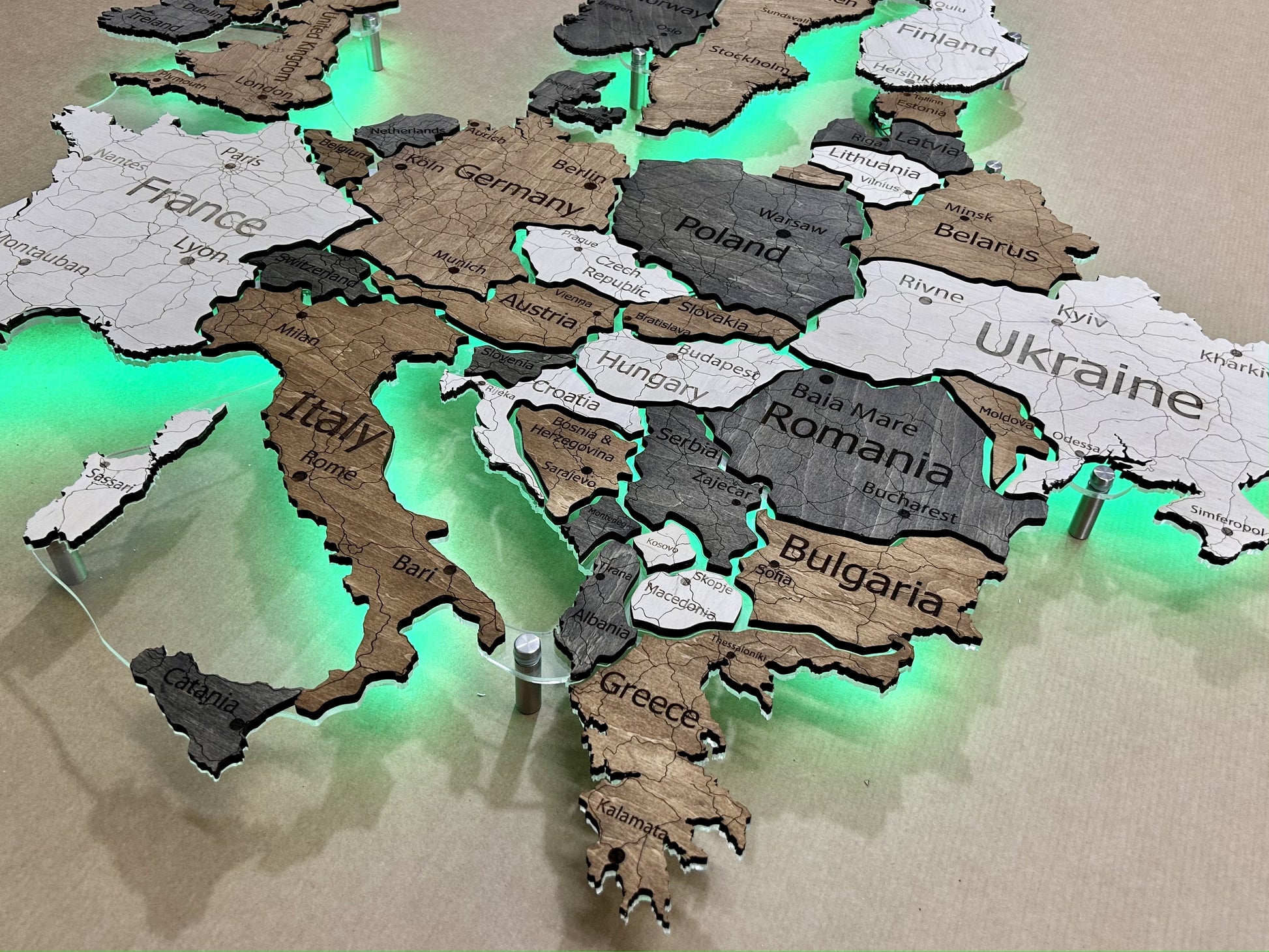 Mapa Europy LED RGB na szkle akrylowym z podświetleniem między krajami kolor Wander