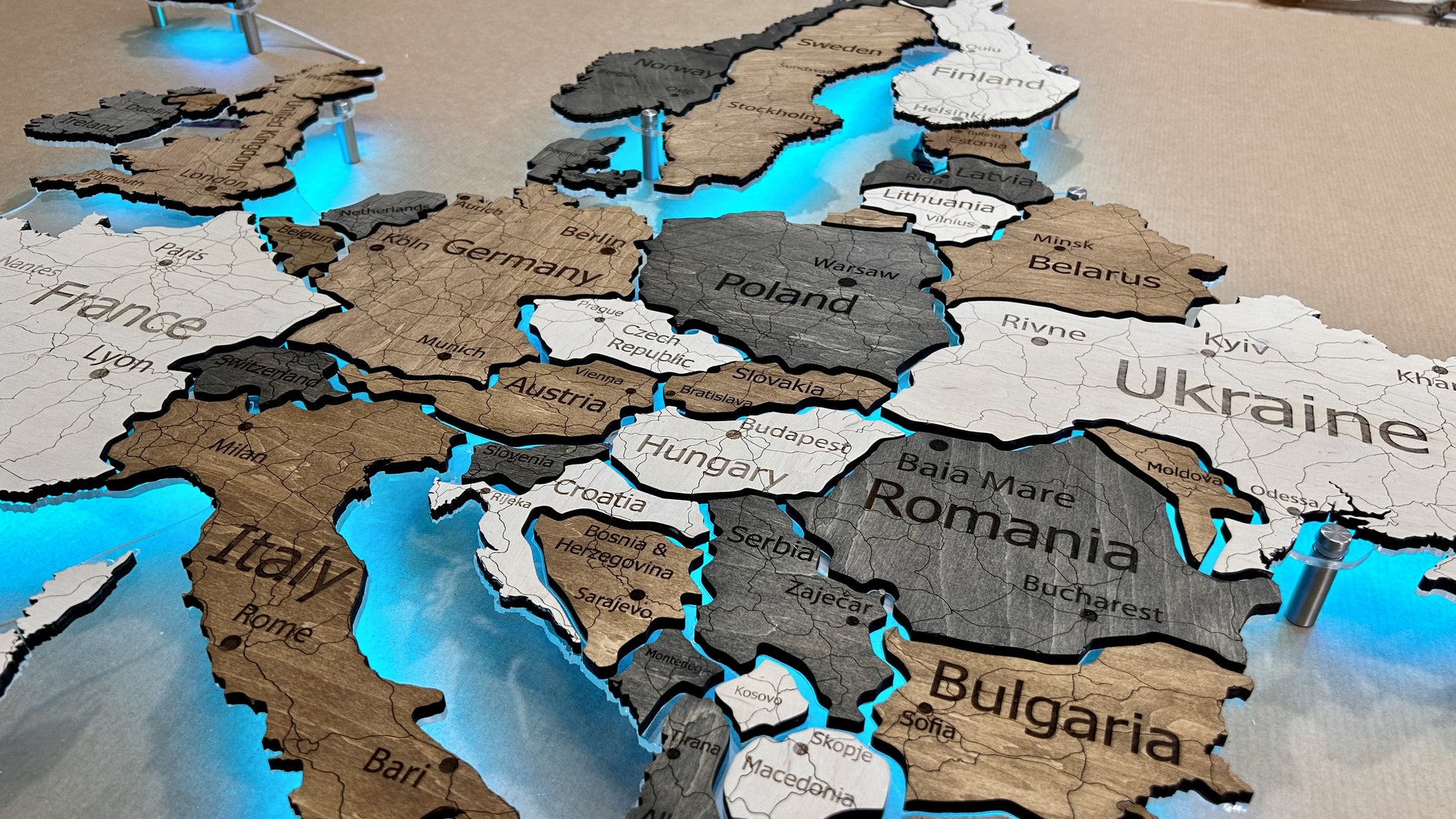 Mapa Europy LED RGB na szkle akrylowym z podświetleniem między krajami kolor Wander