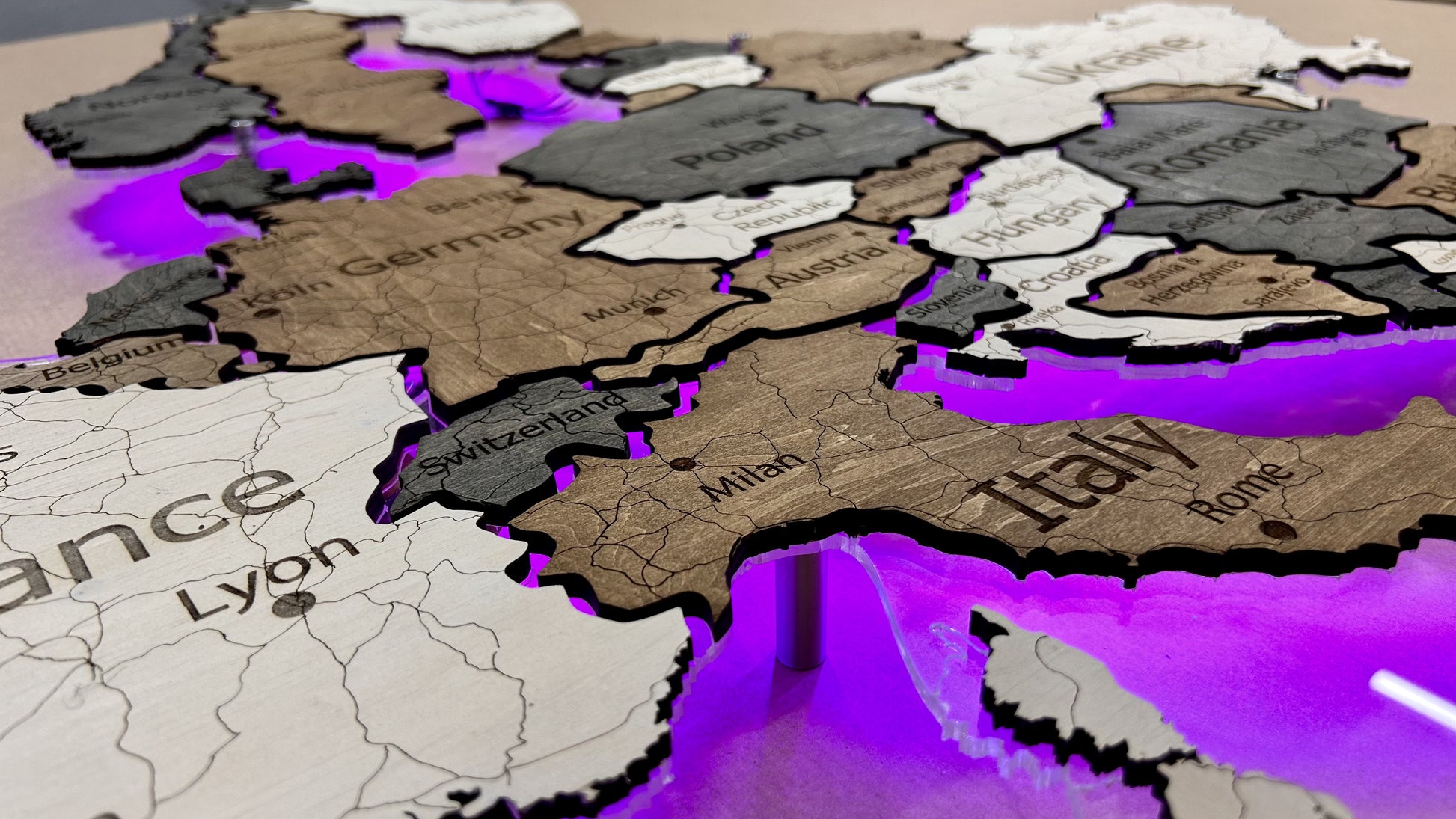 Mapa Europy LED RGB na szkle akrylowym z podświetleniem między krajami kolor Wander
