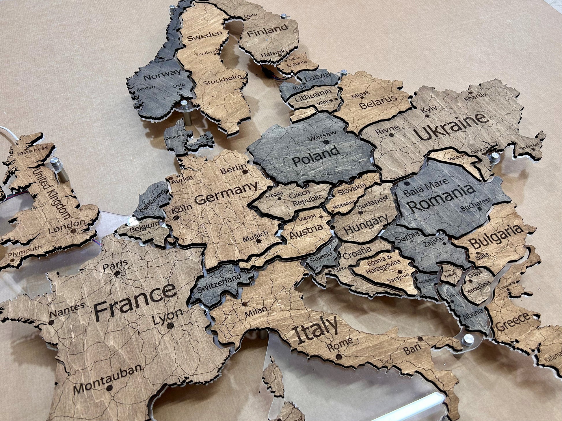 Mapa Europy LED na szkle akrylowym z podświetleniem między krajami kolor Dark Tree