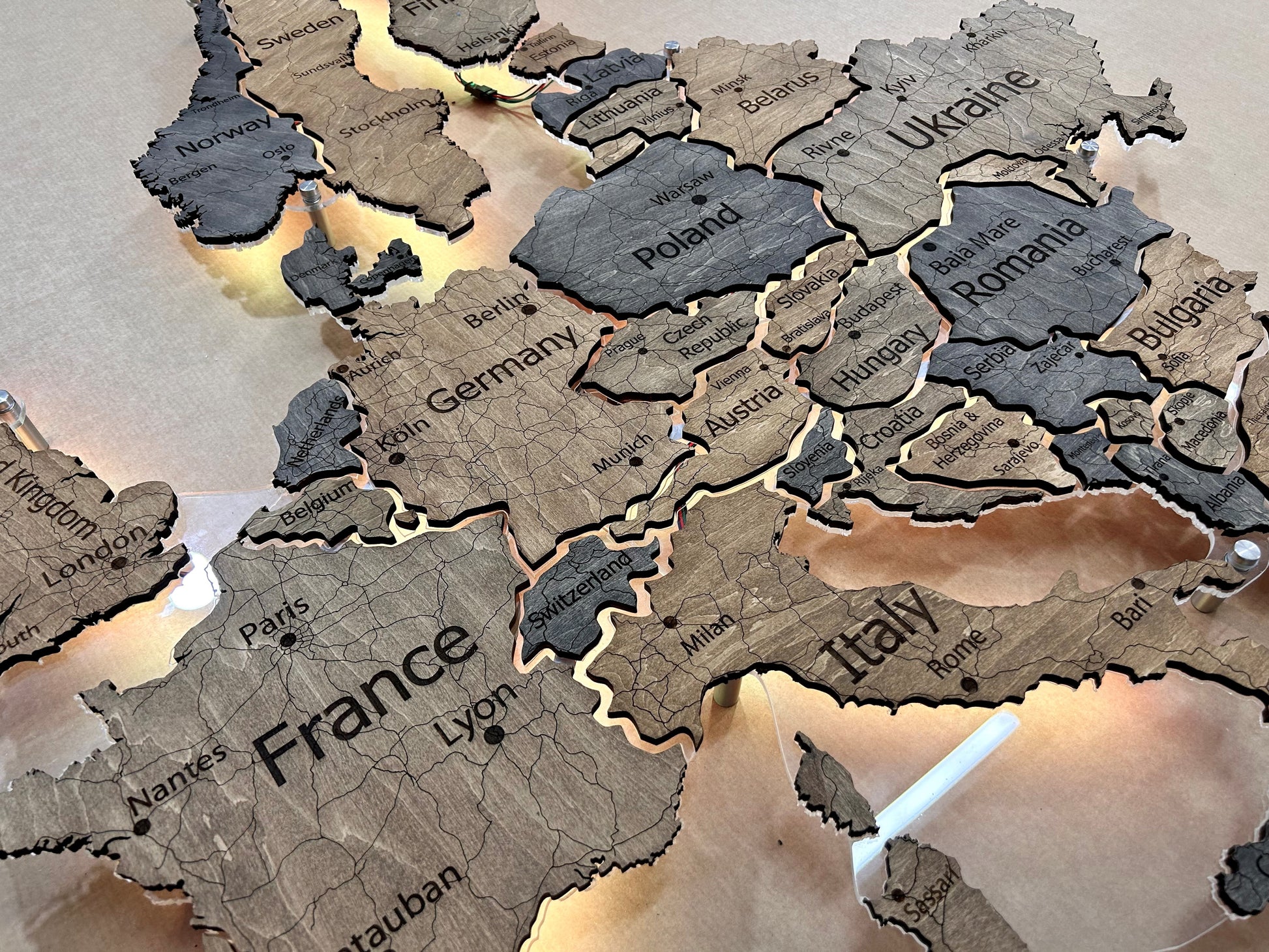 Mapa Europy LED na szkle akrylowym z podświetleniem między krajami kolor Dark Tree