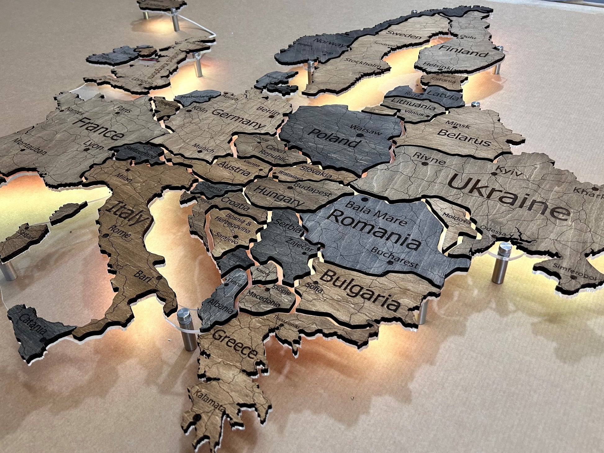 Mapa Europy LED na szkle akrylowym z podświetleniem między krajami kolor Dark Tree