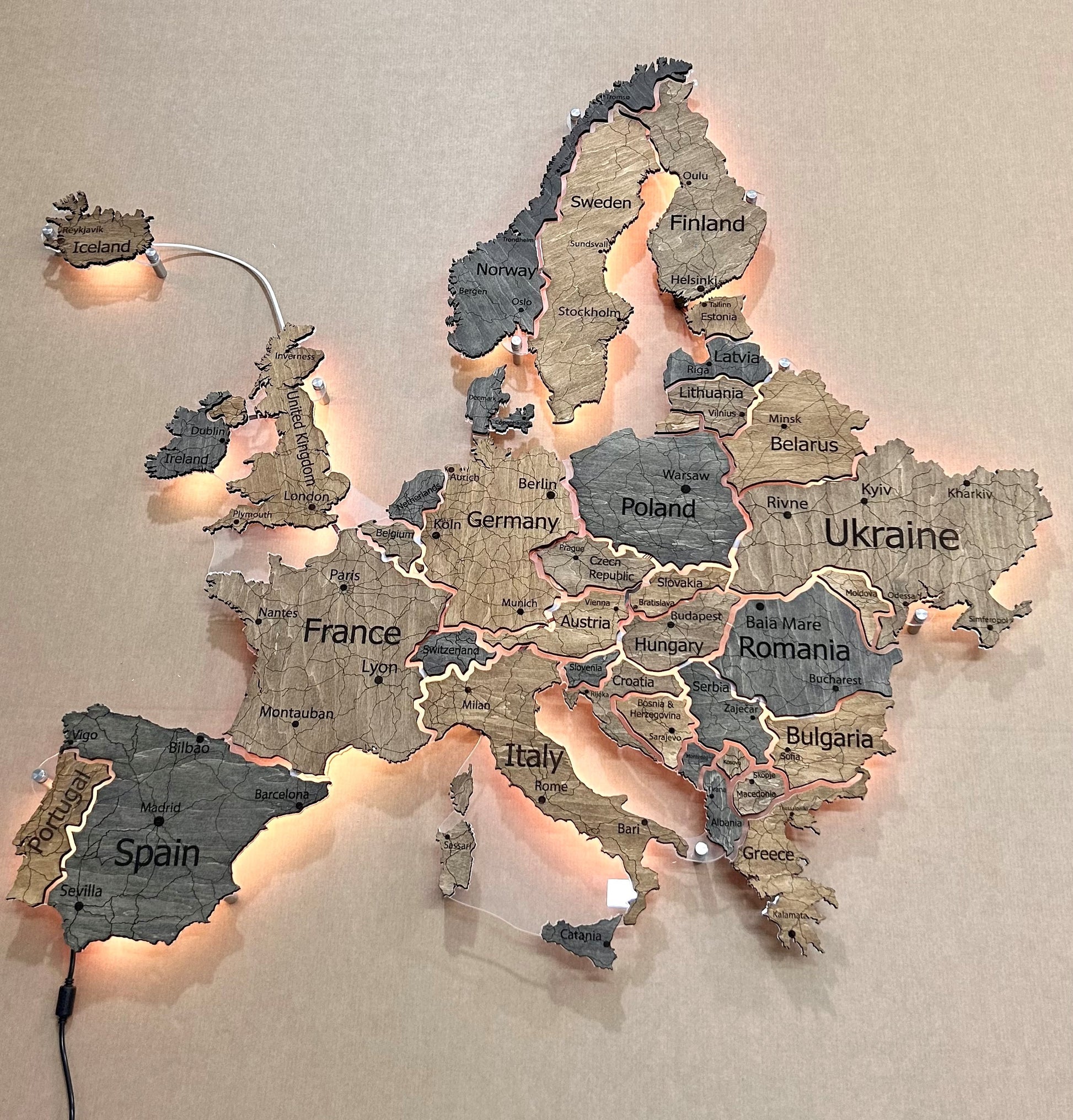 Mapa Europy LED na szkle akrylowym z podświetleniem między krajami kolor Dark Tree
