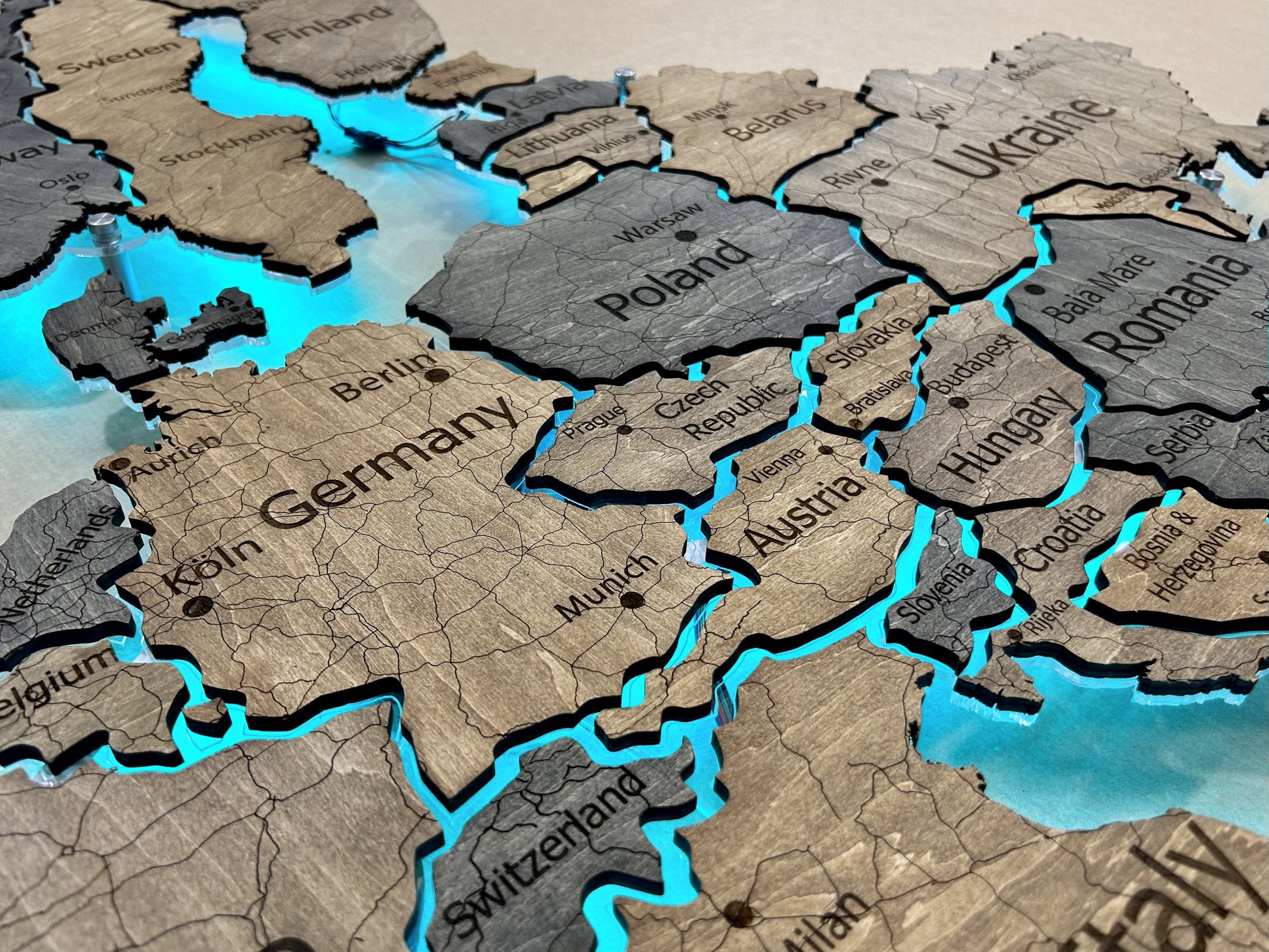 Mapa Europy LED RGB na szkle akrylowym z podświetleniem między krajami kolor Dark Tree