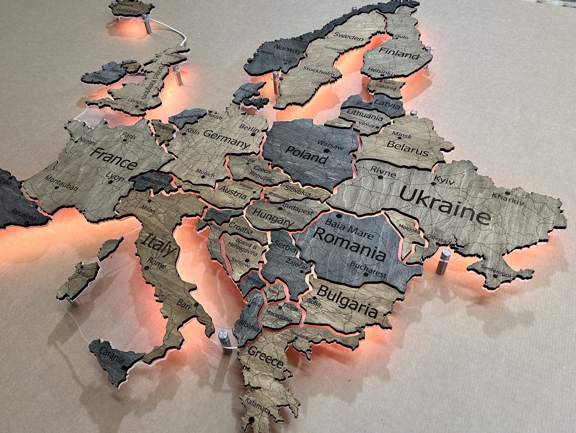 Mapa Europy LED RGB na szkle akrylowym z podświetleniem między krajami kolor Dark Tree