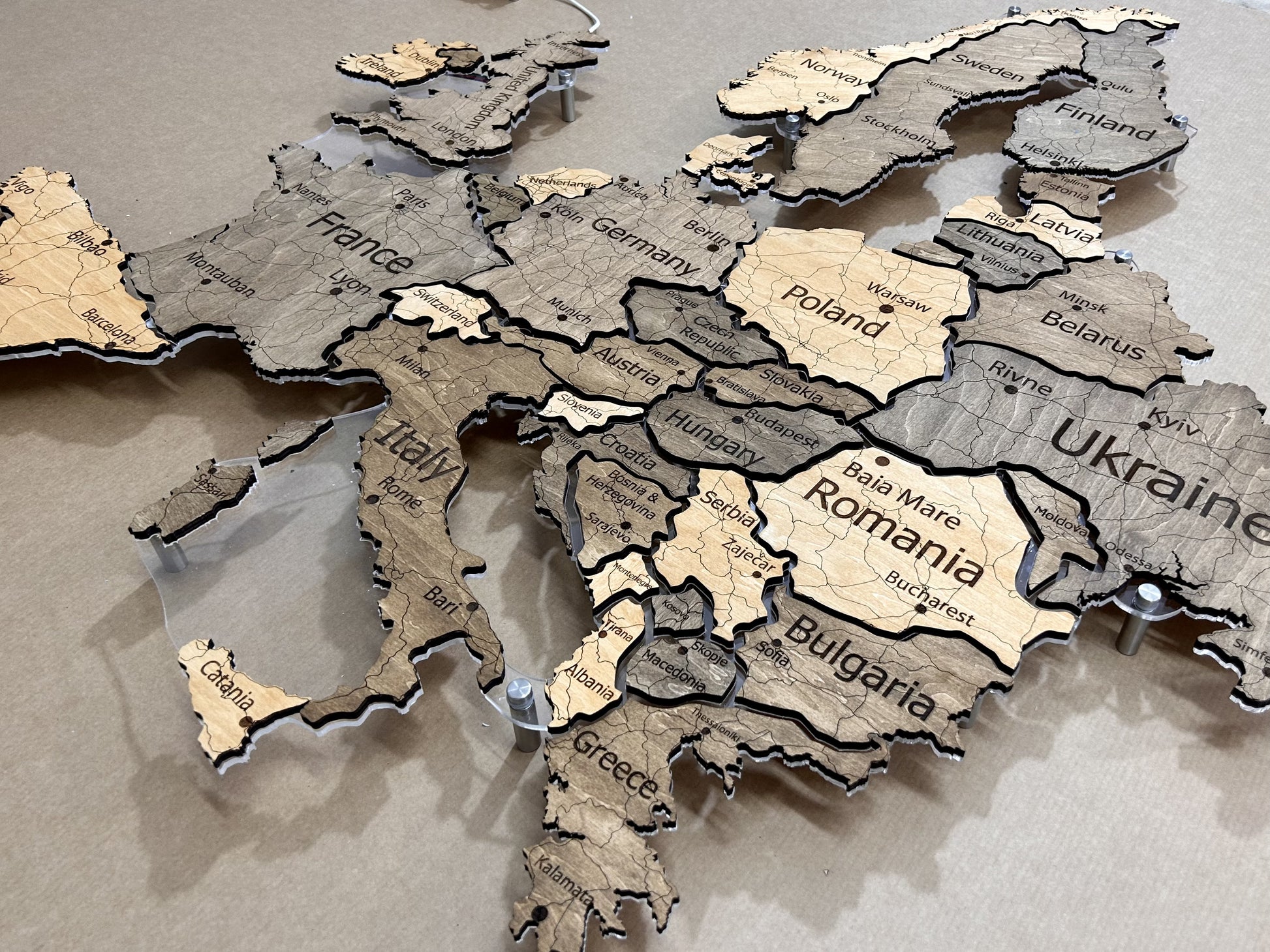 Mapa Europy LED na szkle akrylowym z podświetleniem między krajami kolor Nobel