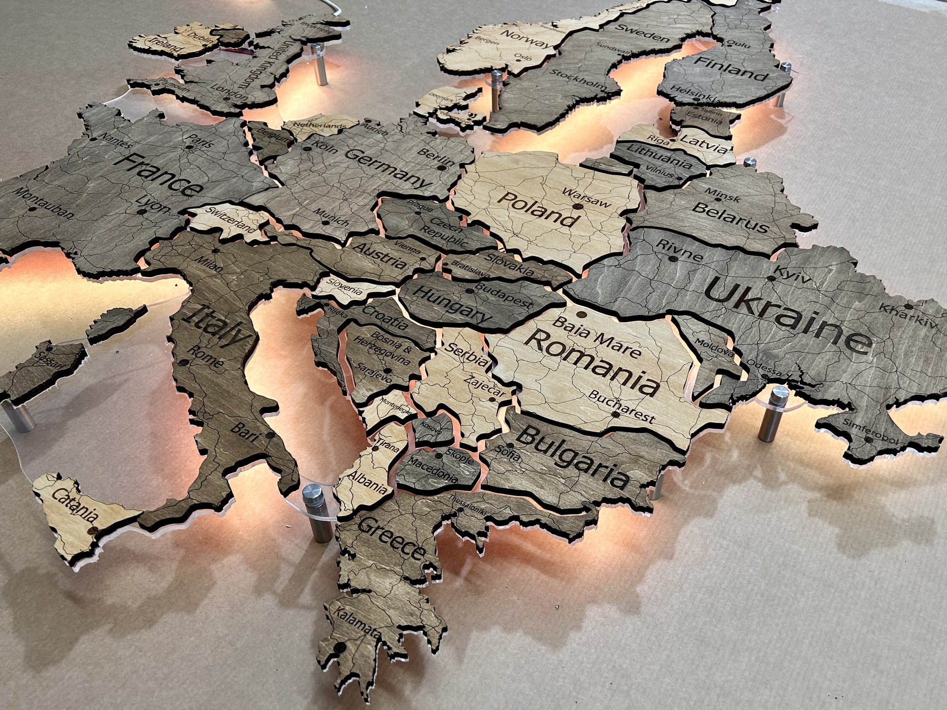 Mapa Europy LED na szkle akrylowym z podświetleniem między krajami kolor Nobel