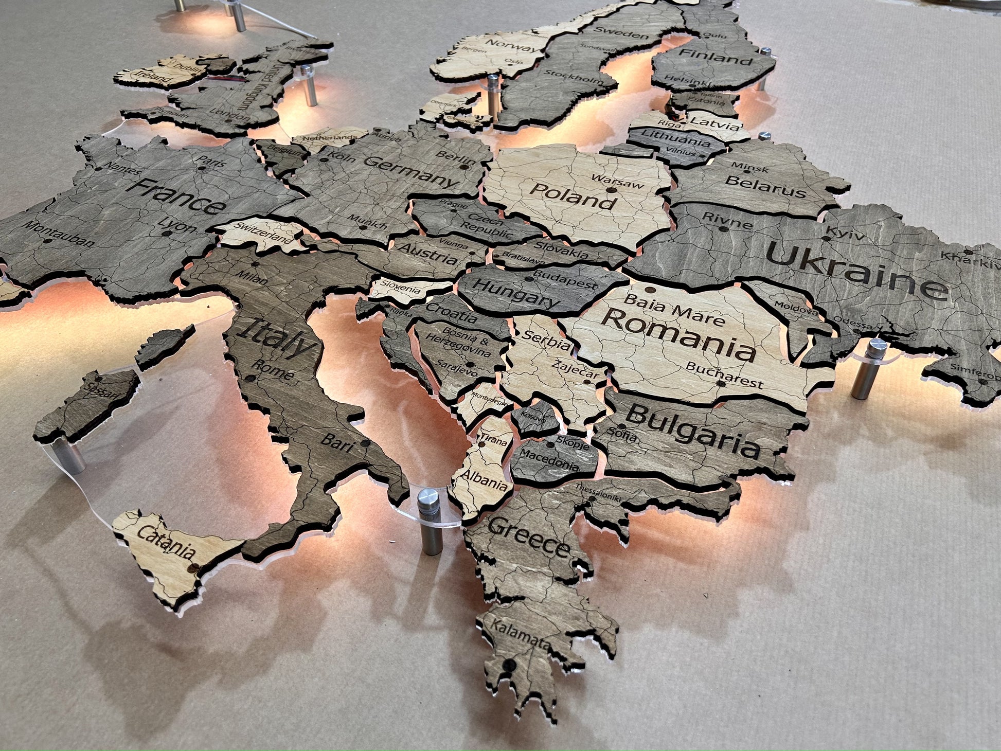 Mapa Europy LED na szkle akrylowym z podświetleniem między krajami kolor Nobel