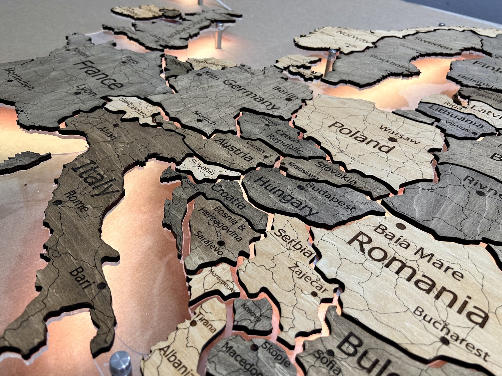 Mapa Europy LED na szkle akrylowym z podświetleniem między krajami kolor Nobel