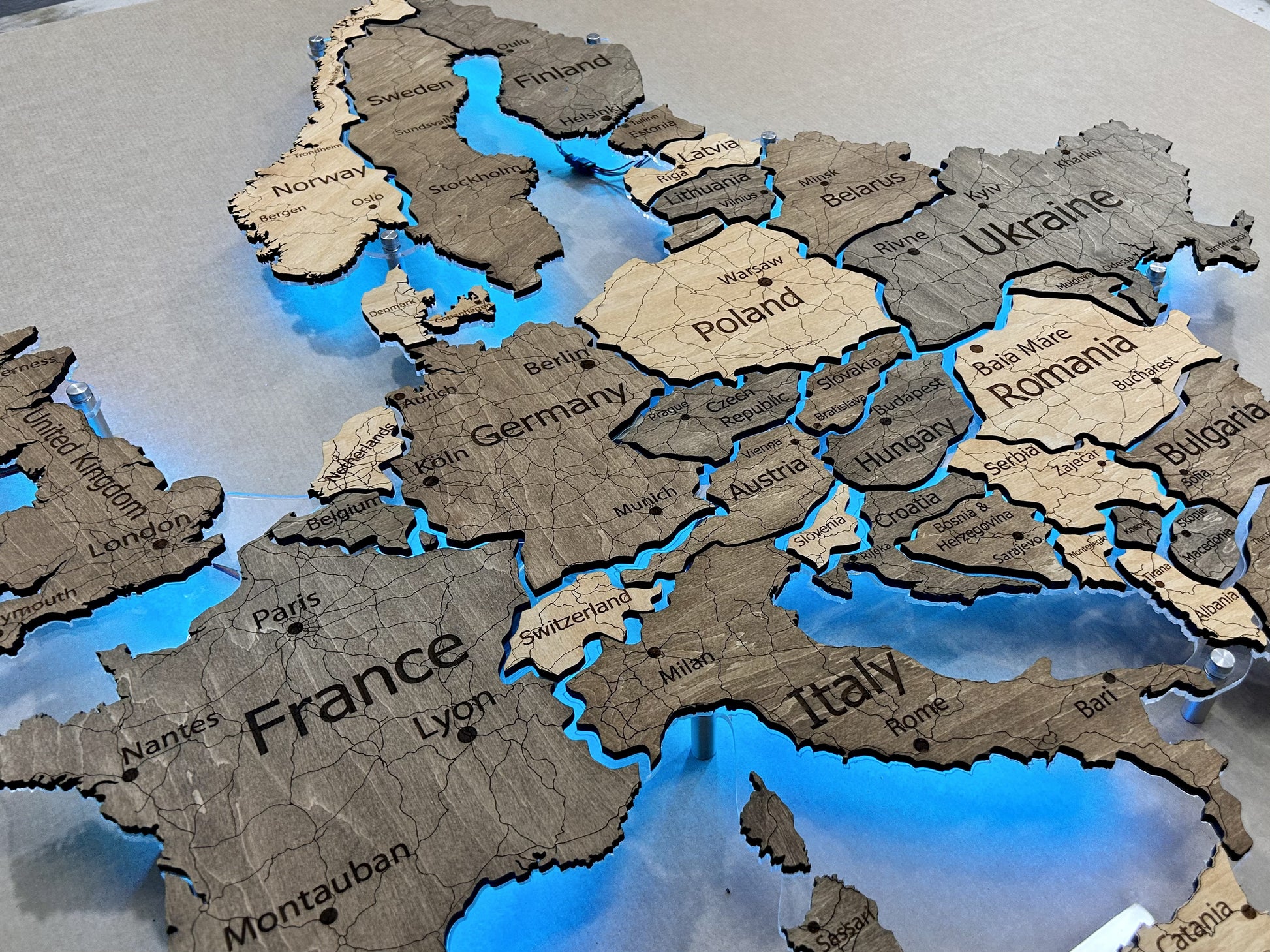 Mapa Europy LED RGB na szkle akrylowym z podświetleniem między krajami kolor Nobel