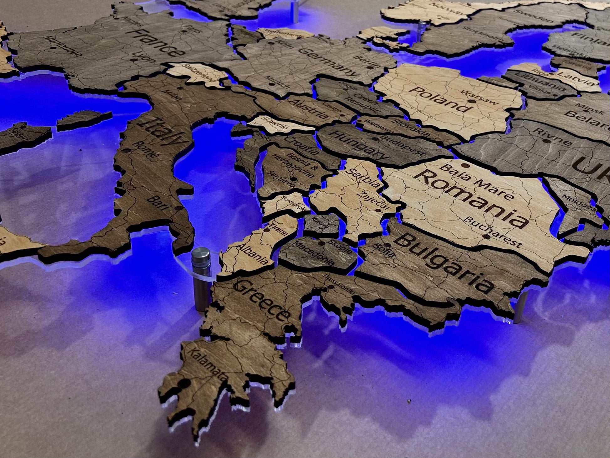 Mapa Europy LED RGB na szkle akrylowym z podświetleniem między krajami kolor Nobel