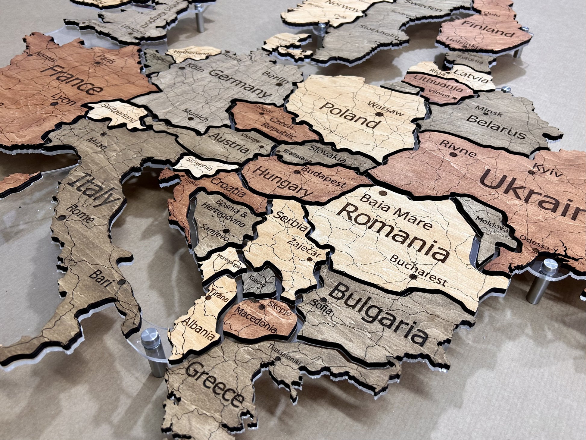 Mapa Europy LED na szkle akrylowym z podświetleniem między krajami kolor Warm