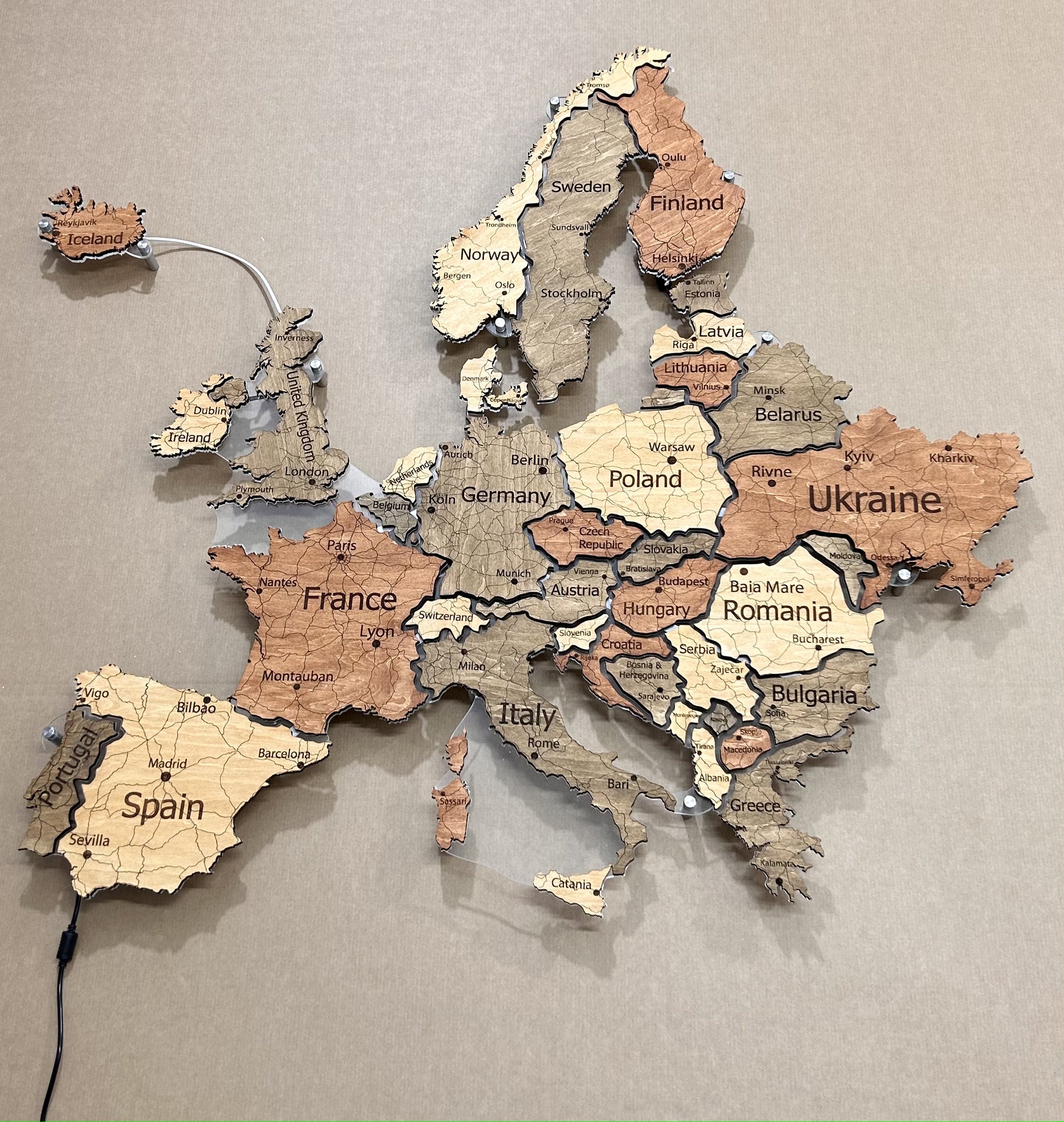 Mapa Europy LED na szkle akrylowym z podświetleniem między krajami kolor Warm