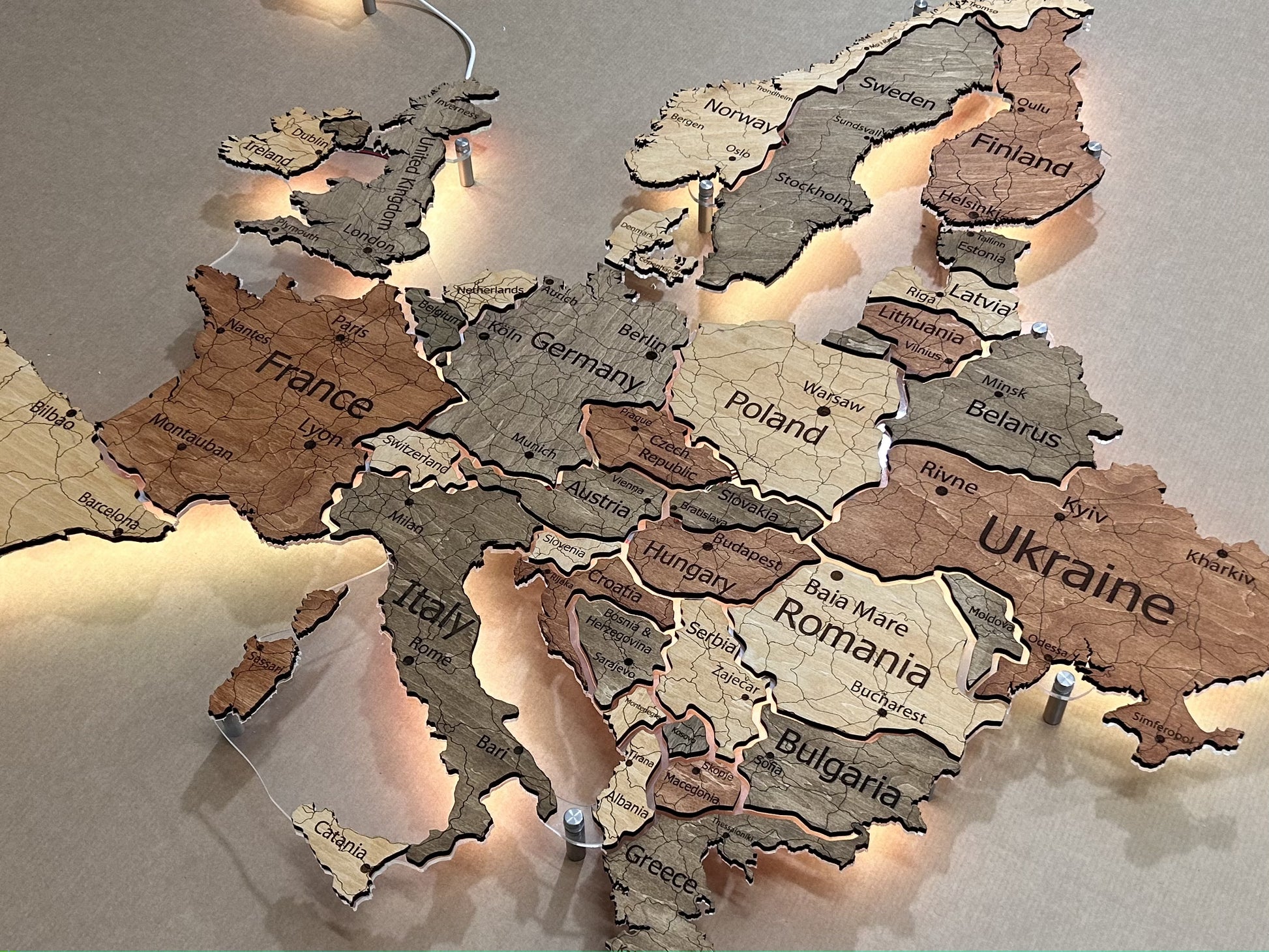 Mapa Europy LED na szkle akrylowym z podświetleniem między krajami kolor Warm