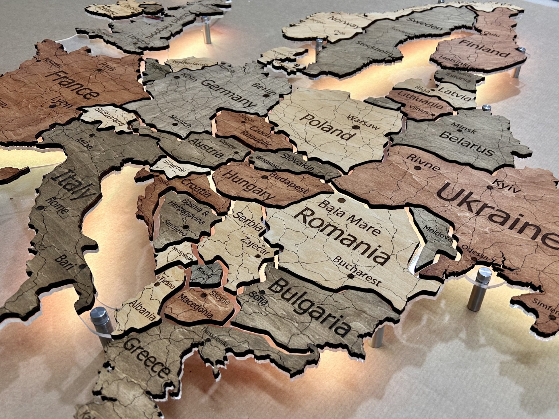 Mapa Europy LED na szkle akrylowym z podświetleniem między krajami kolor Warm