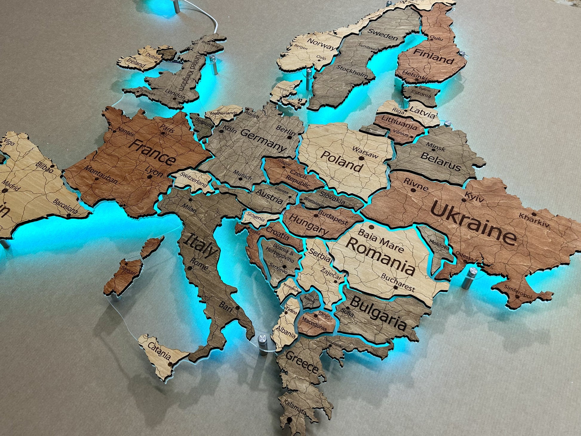 Mapa Europy LED RGB na szkle akrylowym z podświetleniem między krajami kolor Warm