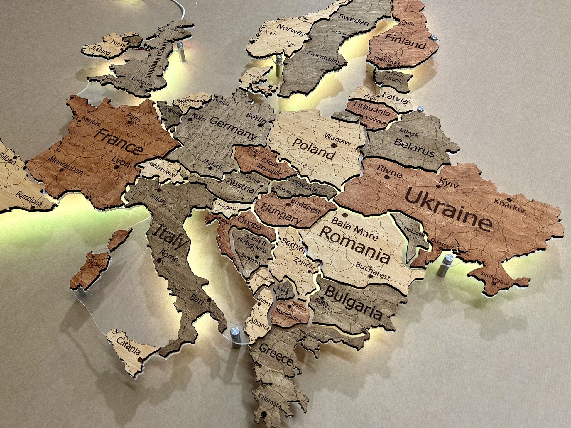 Mapa Europy LED RGB na szkle akrylowym z podświetleniem między krajami kolor Warm