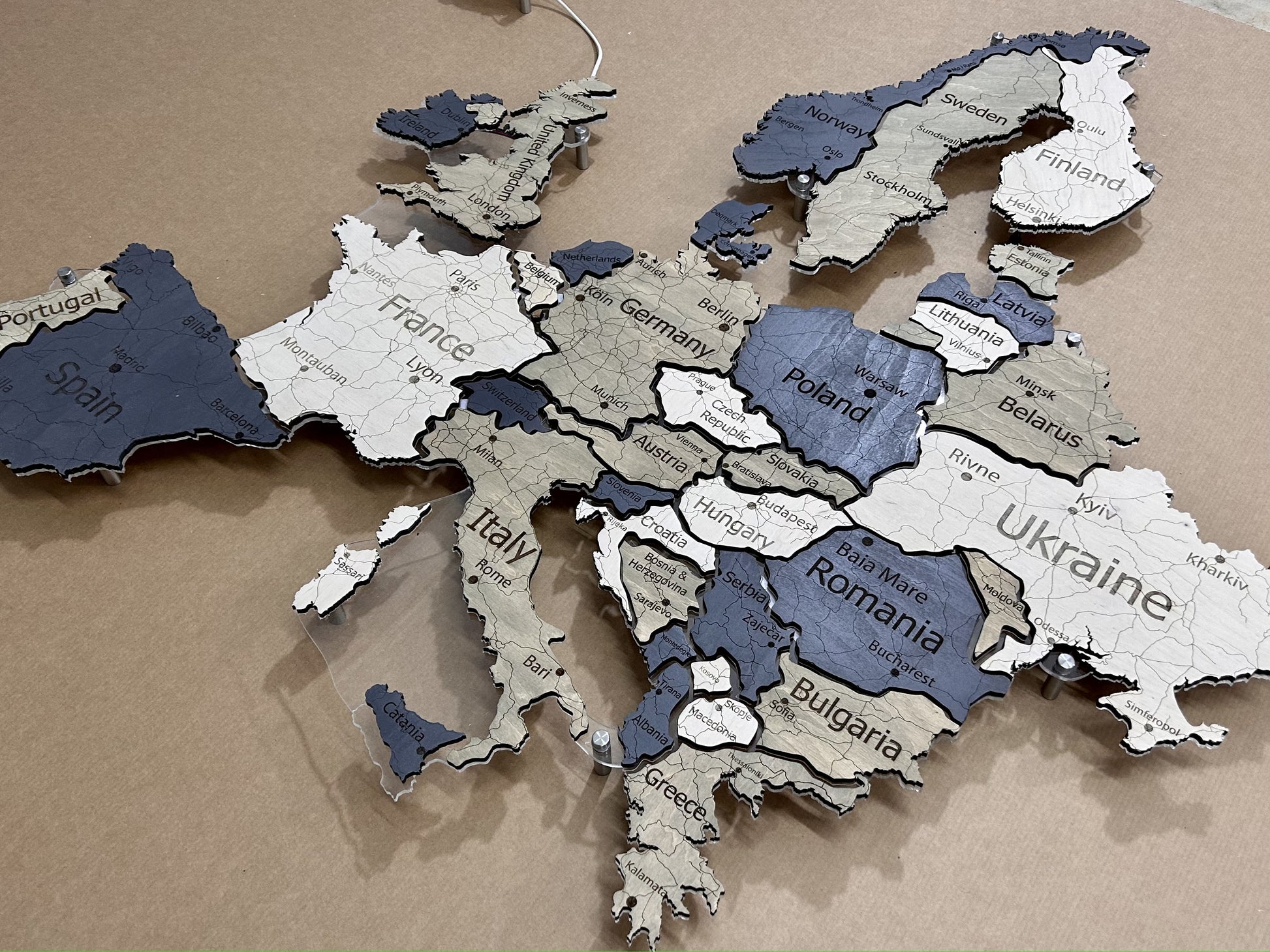 Mapa Europy LED na szkle akrylowym z podświetleniem między krajami kolor Deep
