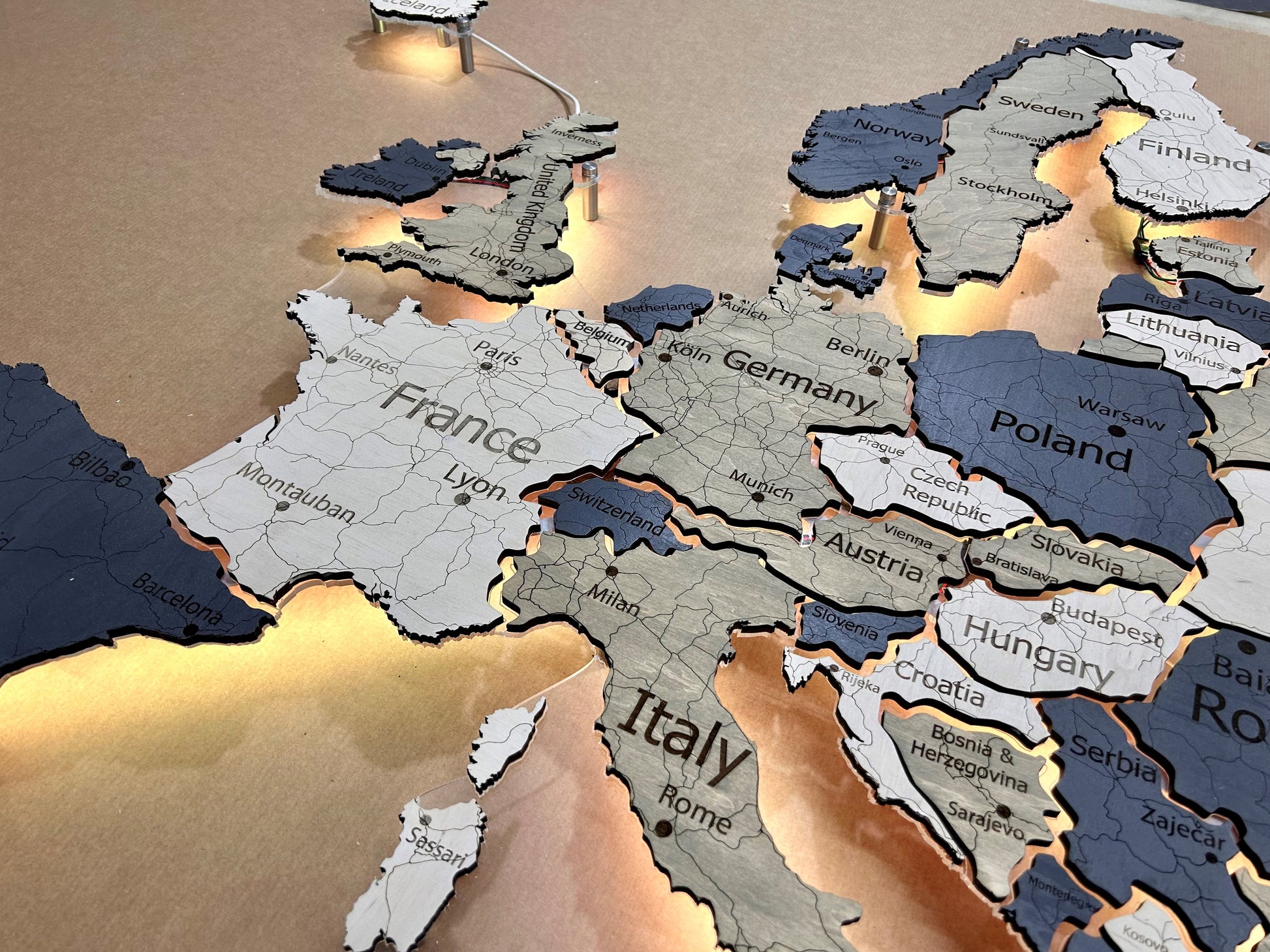 Mapa Europy LED na szkle akrylowym z podświetleniem między krajami kolor Deep