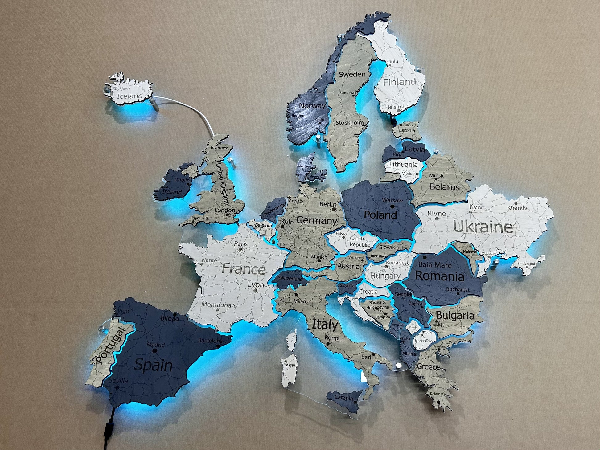 Mapa Europy LED RGB na szkle akrylowym z podświetleniem między krajami kolor Deep
