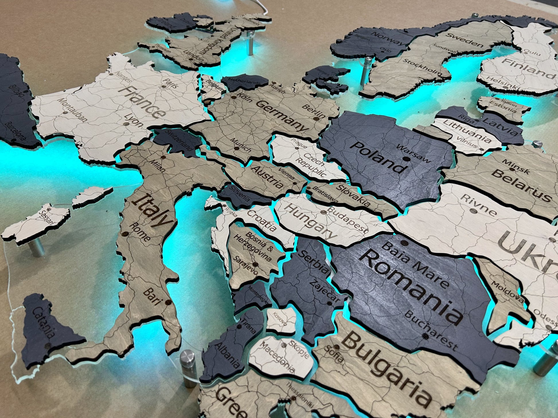 Mapa Europy LED RGB na szkle akrylowym z podświetleniem między krajami kolor Deep