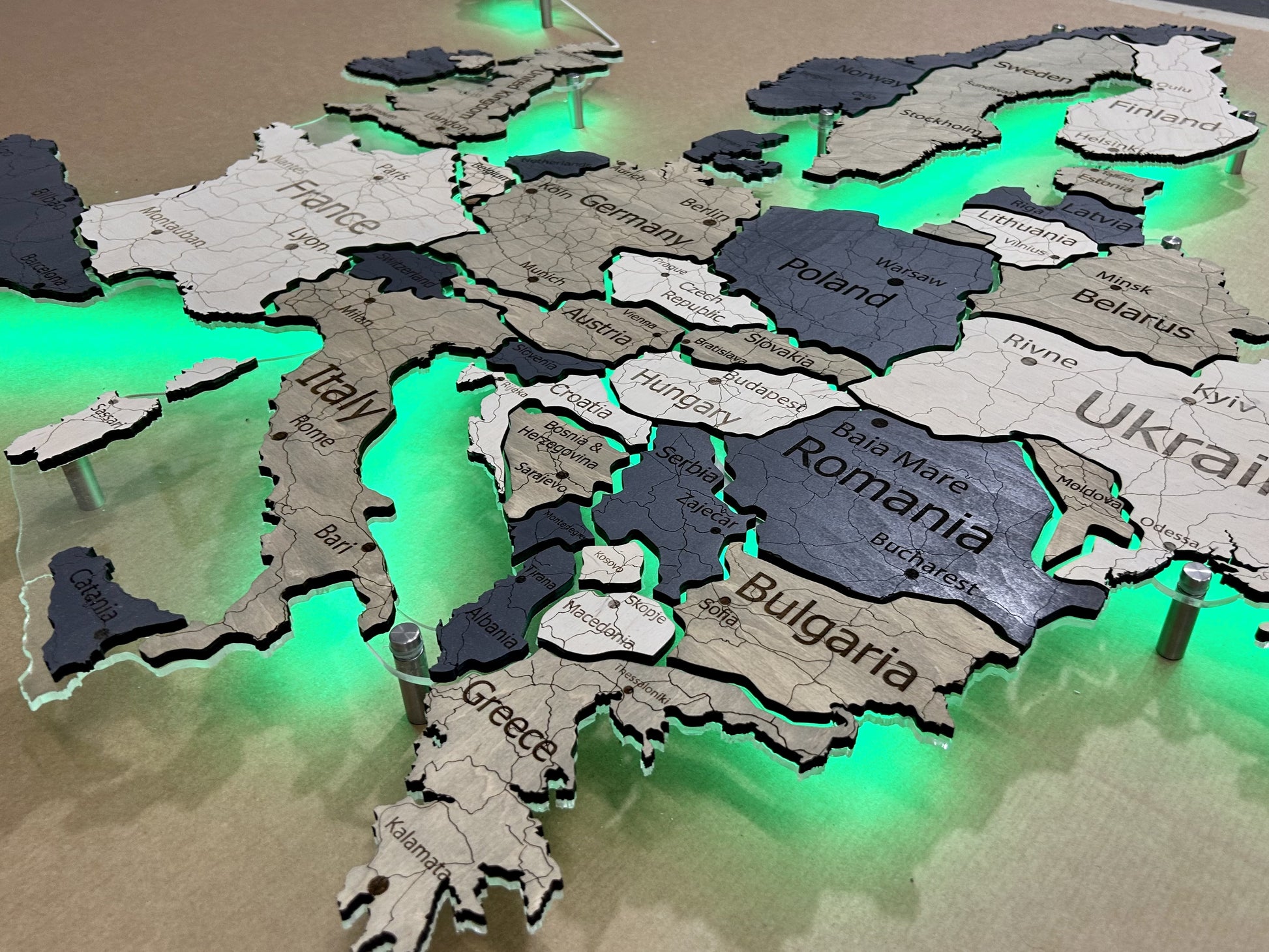 Mapa Europy LED RGB na szkle akrylowym z podświetleniem między krajami kolor Deep