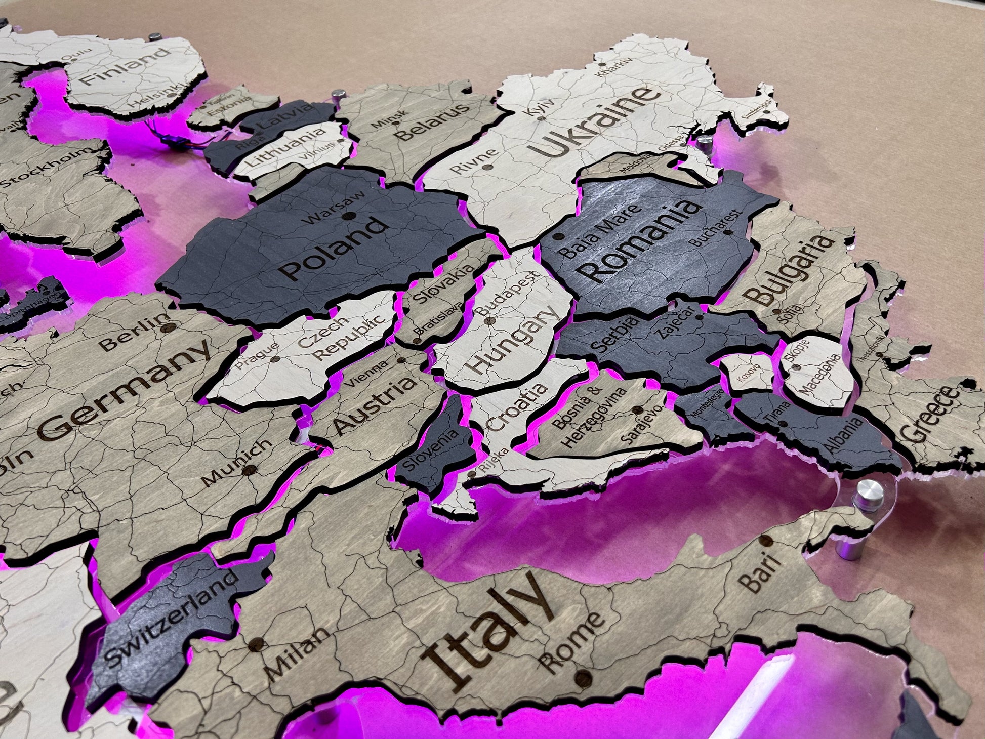 Mapa Europy LED RGB na szkle akrylowym z podświetleniem między krajami kolor Deep