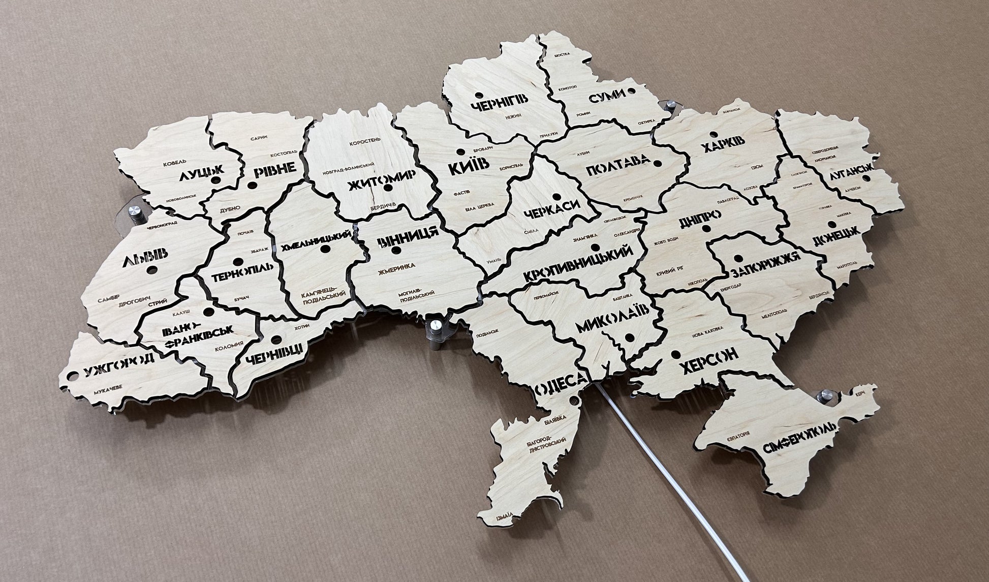 Mapa Ukrainy LED na szkle akrylowym z podświetleniem między regionami kolor Natural