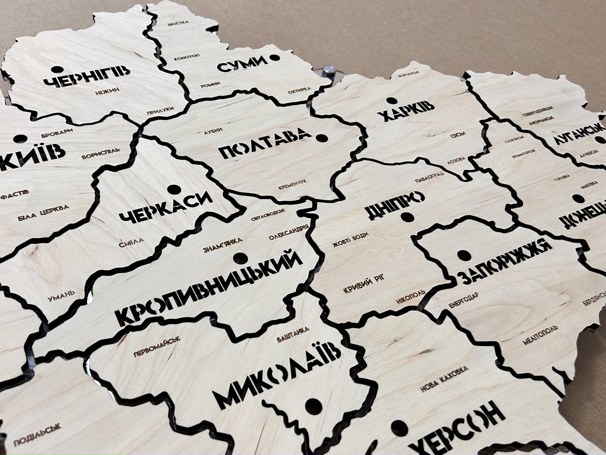 Mapa Ukrainy LED na szkle akrylowym z podświetleniem między regionami kolor Natural
