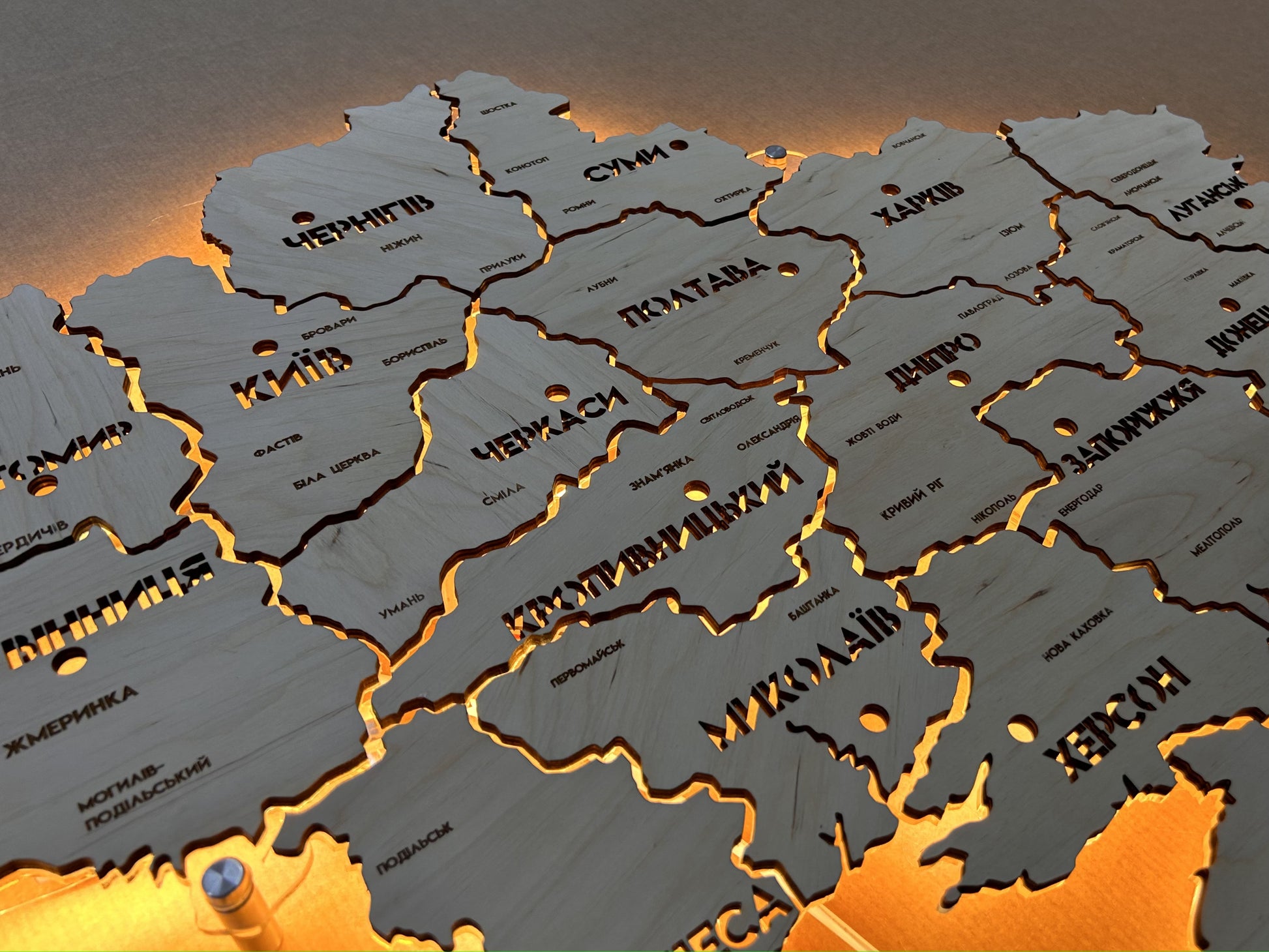 Mapa Ukrainy LED na szkle akrylowym z podświetleniem między regionami kolor Natural
