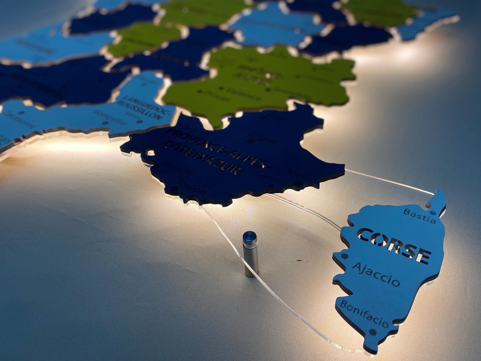 Mapa Francji LED na szkle akrylowym z podświetleniem między regionami kolor Urban