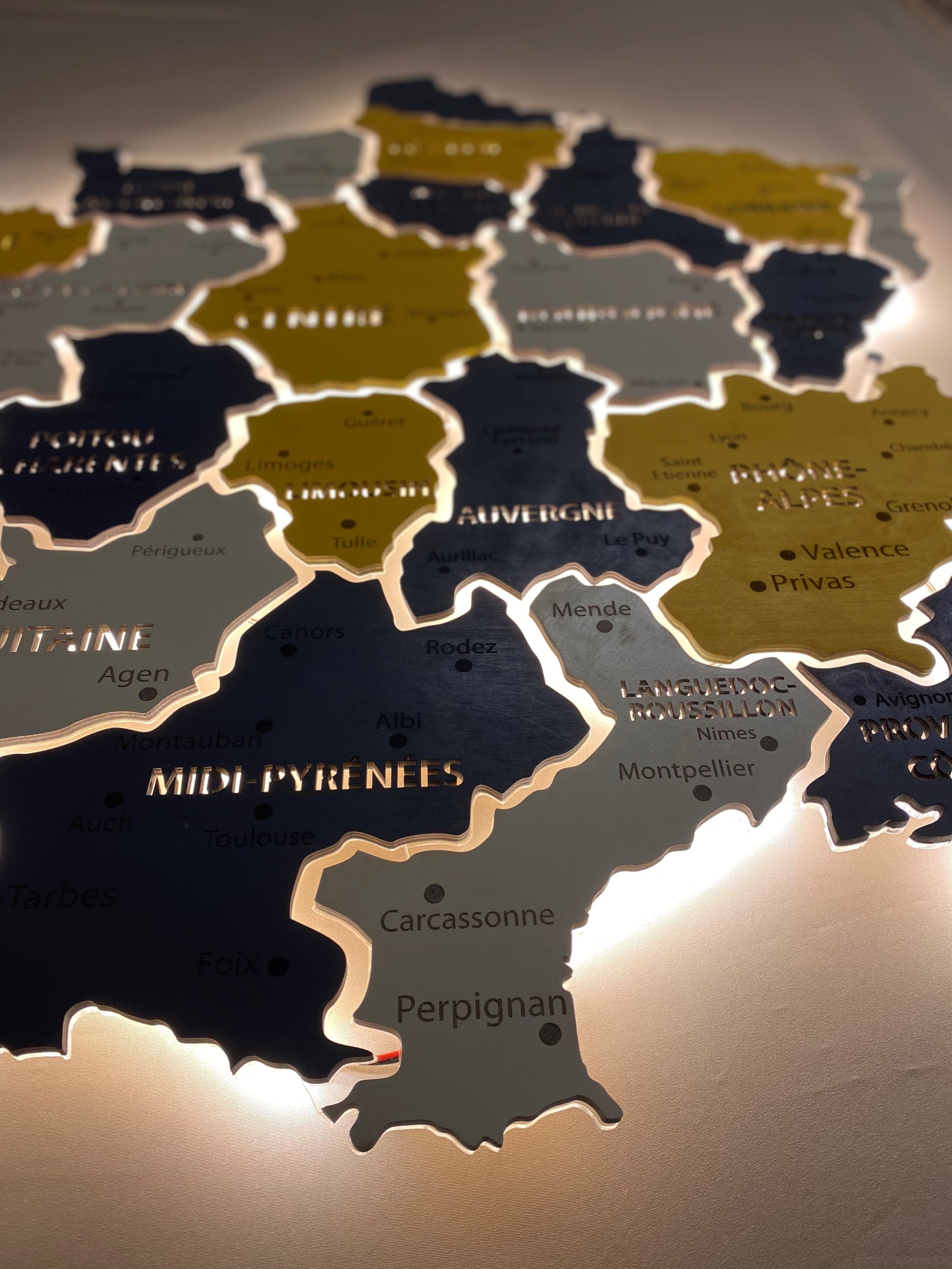 Mapa Francji LED na szkle akrylowym z podświetleniem między regionami kolor Urban
