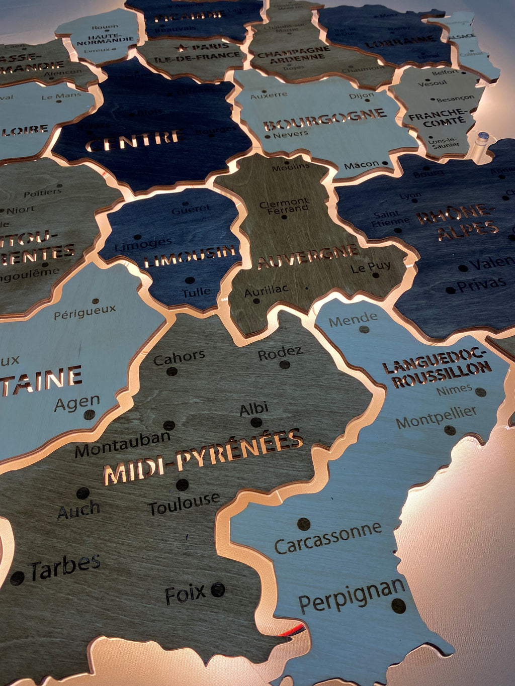 Mapa Francji LED na szkle akrylowym z podświetleniem między regionami kolor Bordo