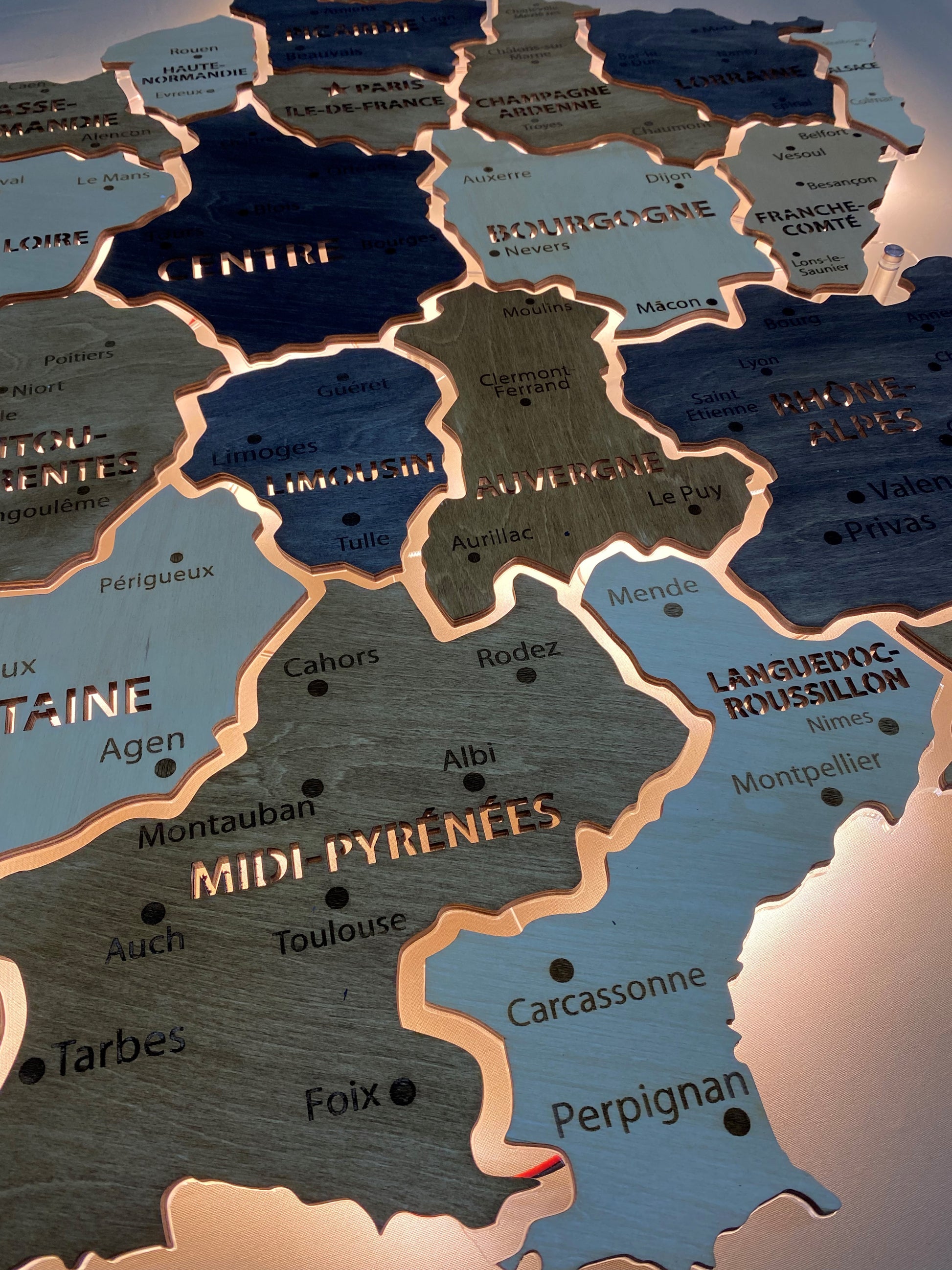 Mapa Francji LED na szkle akrylowym z podświetleniem między regionami kolor Bordo