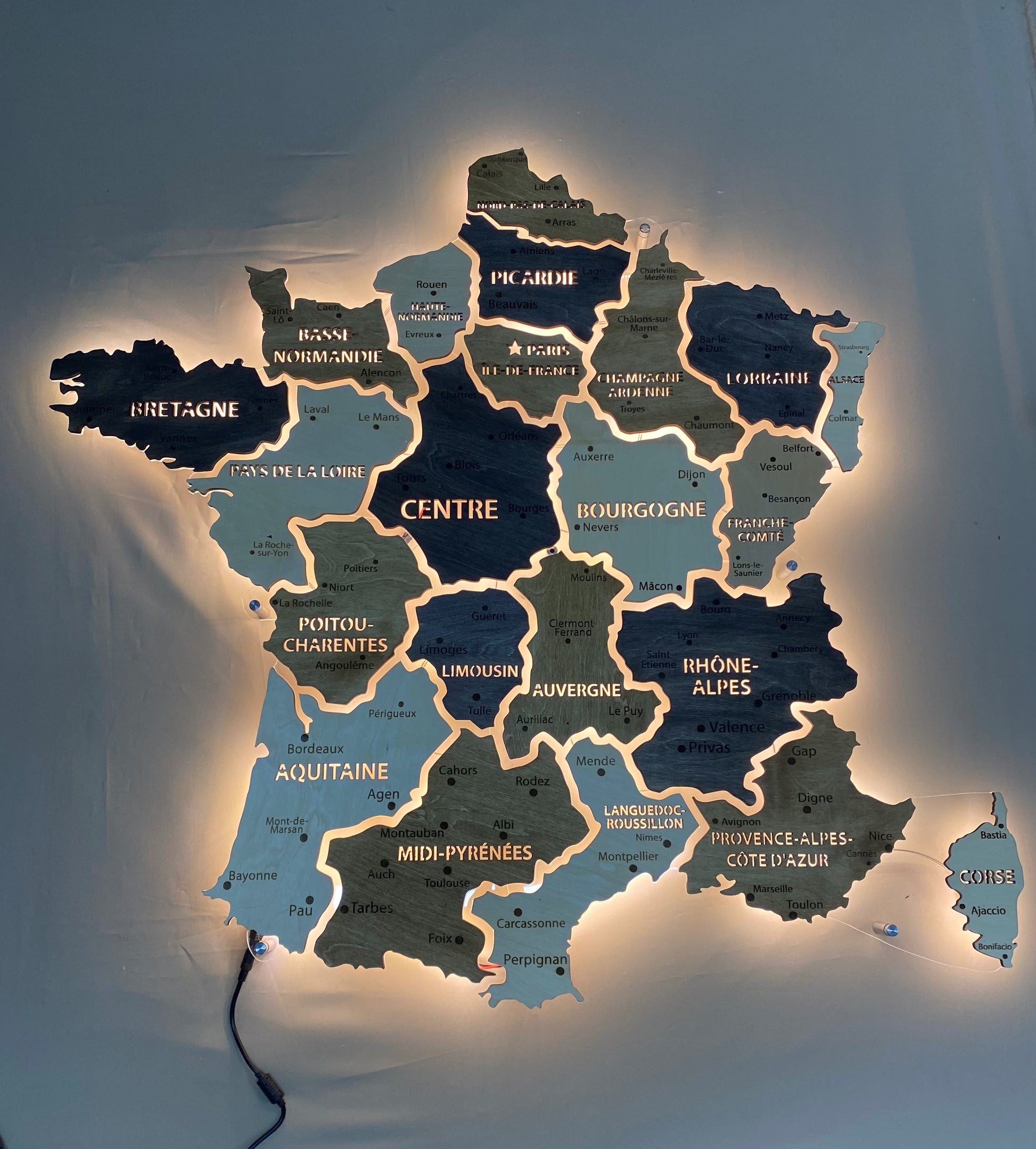 Mapa Francji LED na szkle akrylowym z podświetleniem między regionami kolor Bordo